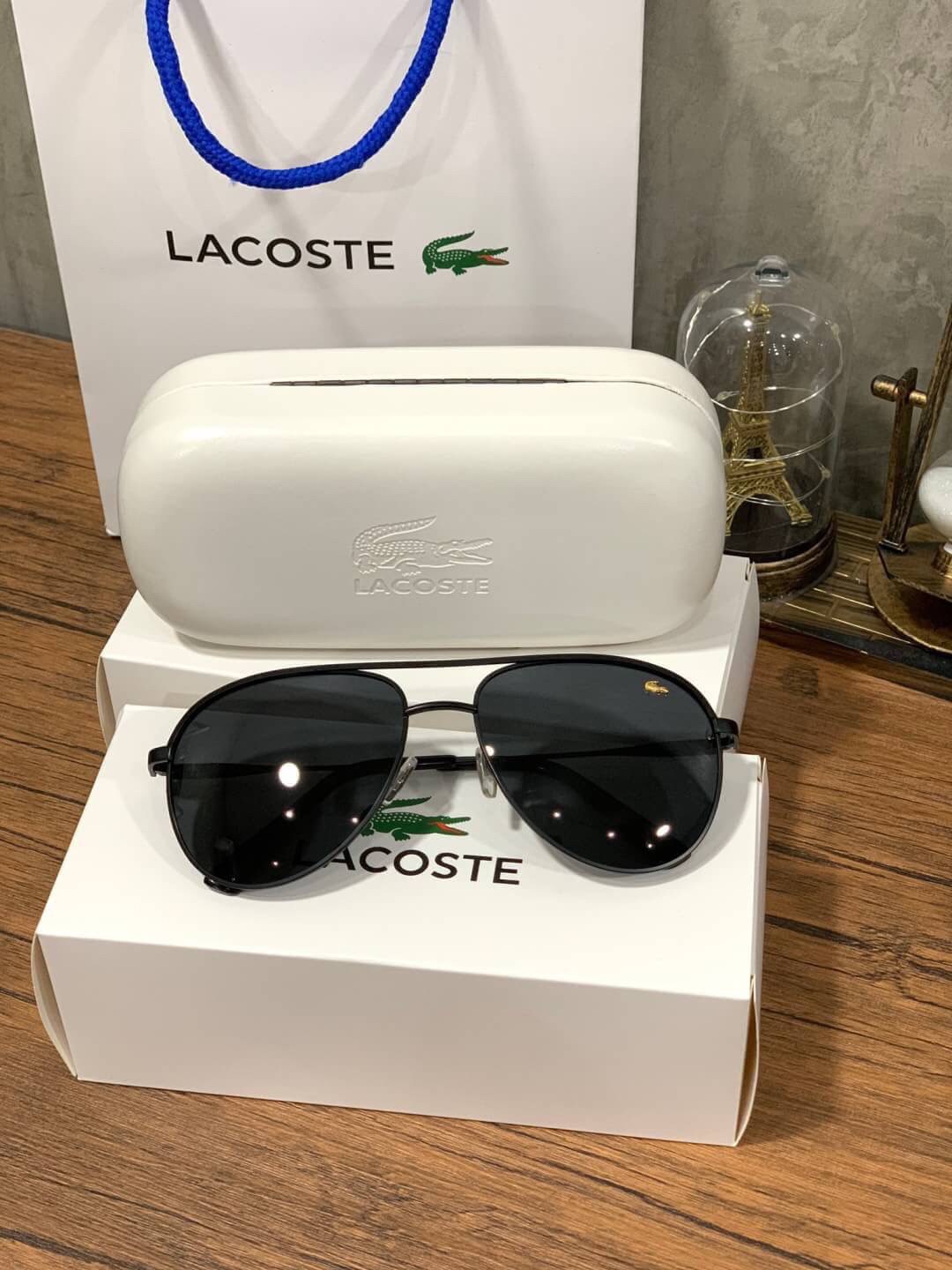 แว่นตา Lacoste Unisex Sunglasses แว่นตา Lacoste สไตล์ rayban ขนาดเลนส์กำลังดี หน้าเลนส์ติดโลโก้แบรนด์และปั๊มชื่อแบรนด์ ทรงคลาสสิคสีไม่มืดจนเกินไป ใช้ได้ทั้งชายและหญิงและชาย อุปกรณ์ฟูลเซ็ท มีทั้งกล่องแบรนด์สำหรับแว่น กล่องกระดาษ และถุงกระดาษแบรนด์ มอบเป็นข