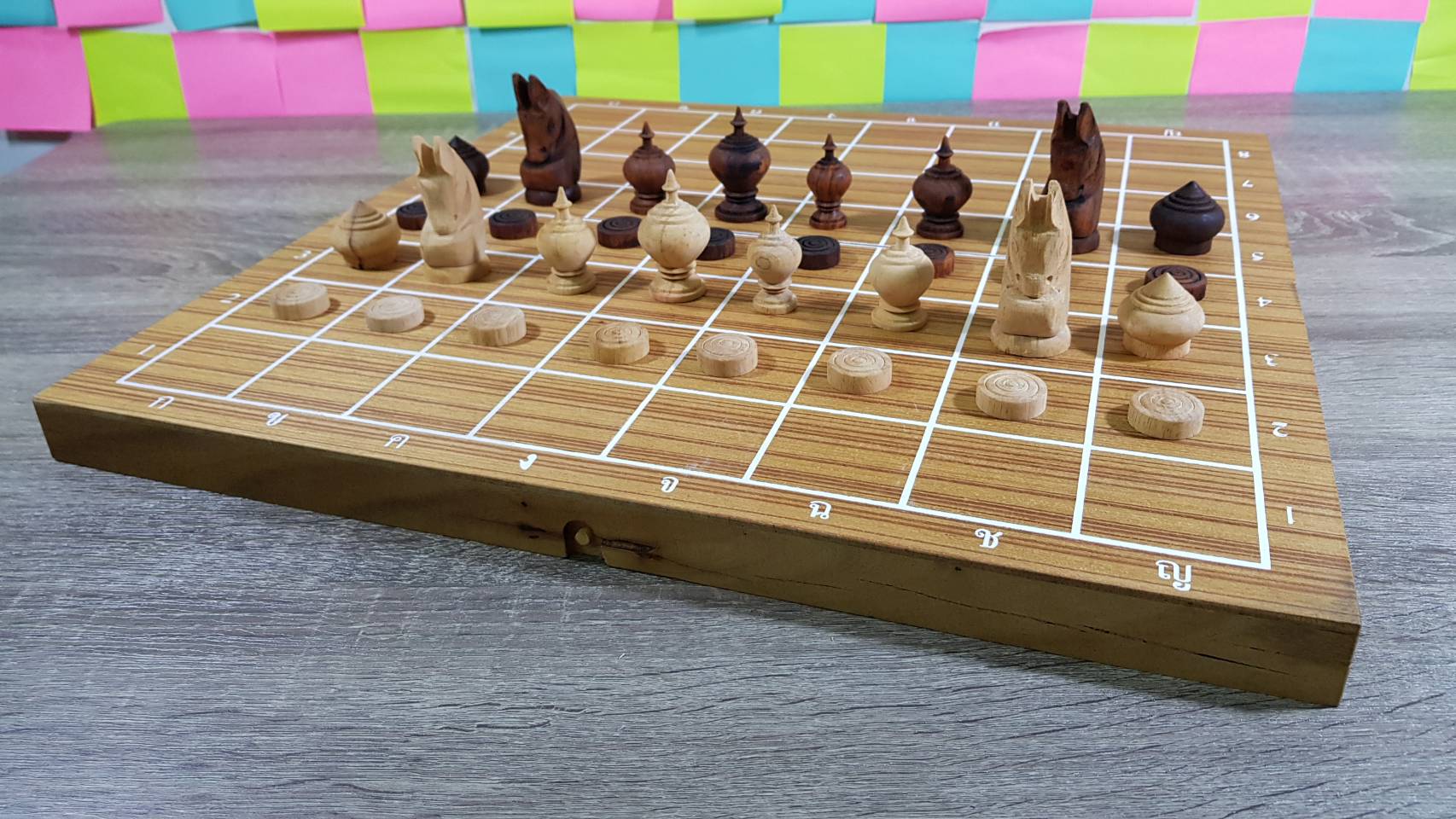 ชุดหมากรุกไทยไม้ตัวหมากน้ำตาลเข้มกับขาวพร้อมกระดานขนาด44x45cm.