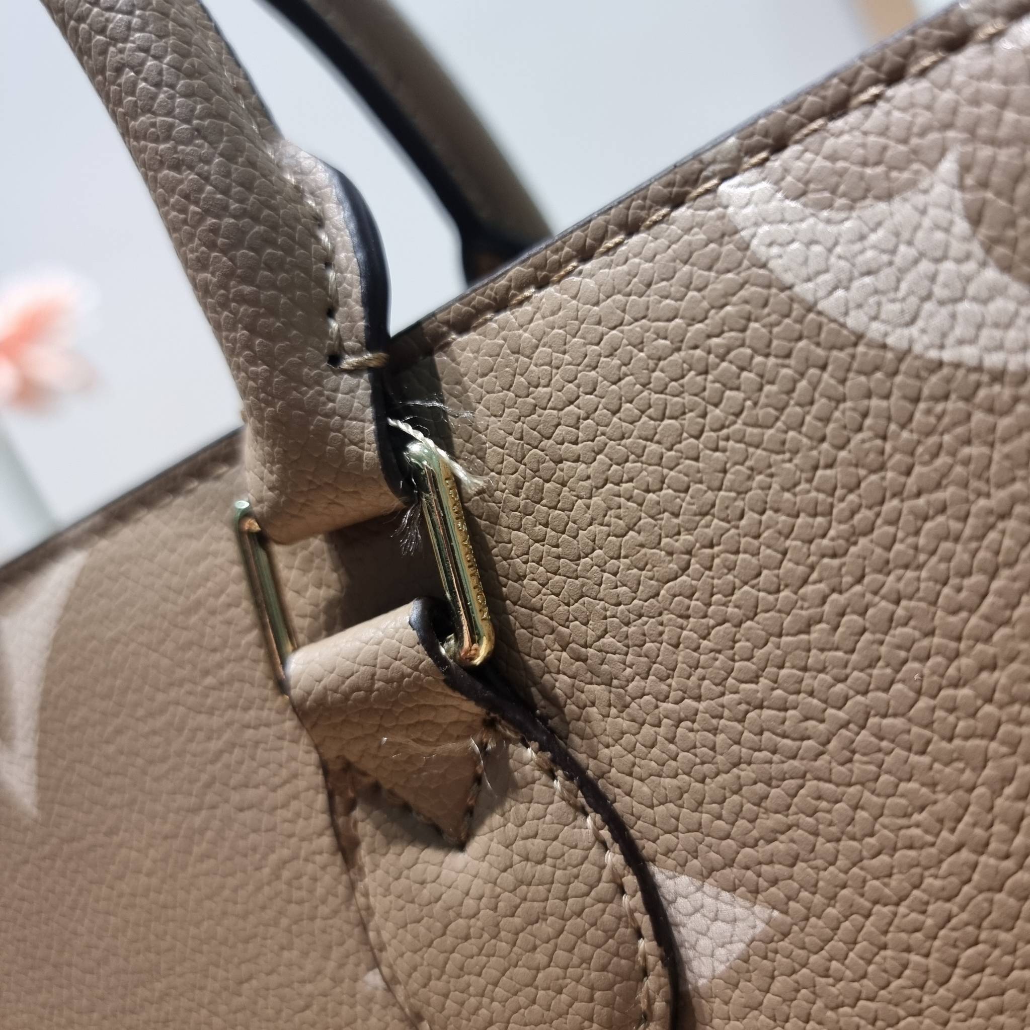 LV Onthego / LV crossbody tote bag กระเป๋าทรงโท้ทเวอร์ชั่นดั้งเดิม ที่คลาสสิค ผู้ดี หรูหรา โทนสีใช้งานง่าย ได้ทุกลุค ทุกสไตล์ วัสดุหนังลูกวัว ผิวลายเกรน มาพร้อมหูจับในตัว คล้องแขนก็ดูแพง หรือจะเกี่ยวสายครอสสะพายก็อัพลุคได้เลย ภายในโล่งกว้างมาก มีอะไหล่เกี