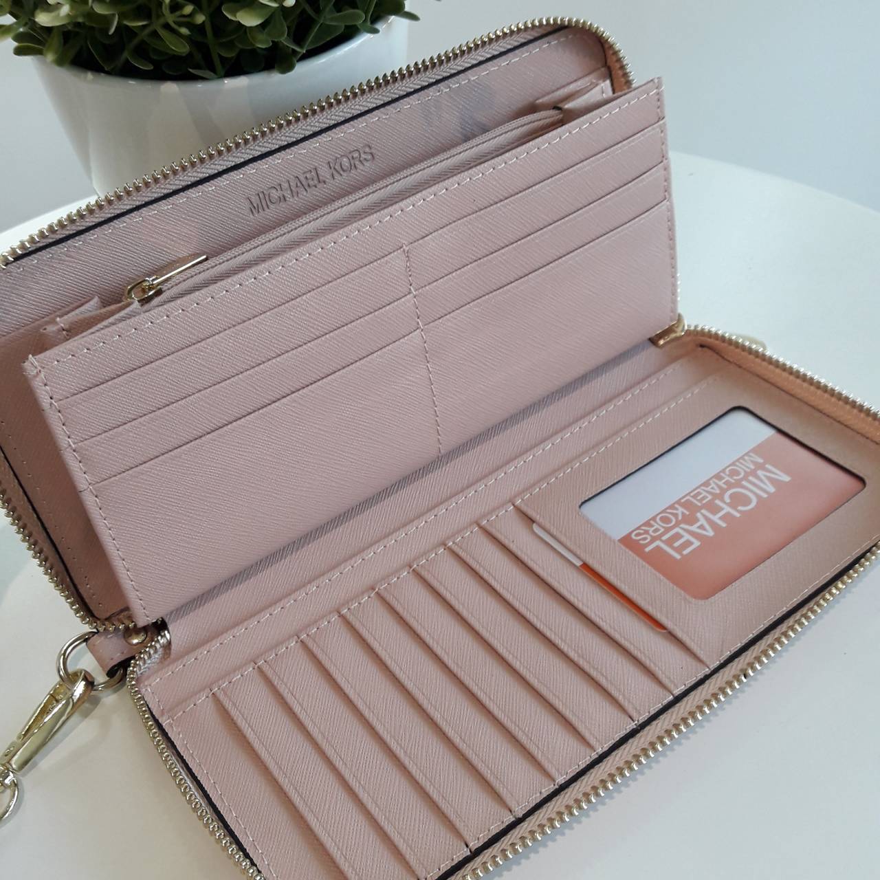 Best seller! งานขายดี รุ่นใหม่คะ Michael kors saffiano Wallet กระเป๋าสตางค์ใบยาว หนัง Saffiano ซิปรอบ สวยหรู มาก อะไหล่ปั้มโลโก้แบรนด์ ด้านในมีช่องใส่บัตร เยอะม้ากกก อีกด้านมีช่องแบงค์+ซิปใส่เหรียญ จุของได้เยอะจริงๆคะ ใส่ iphone 6+ ได้ สวยหรูดูดี อุปกรณ์ค