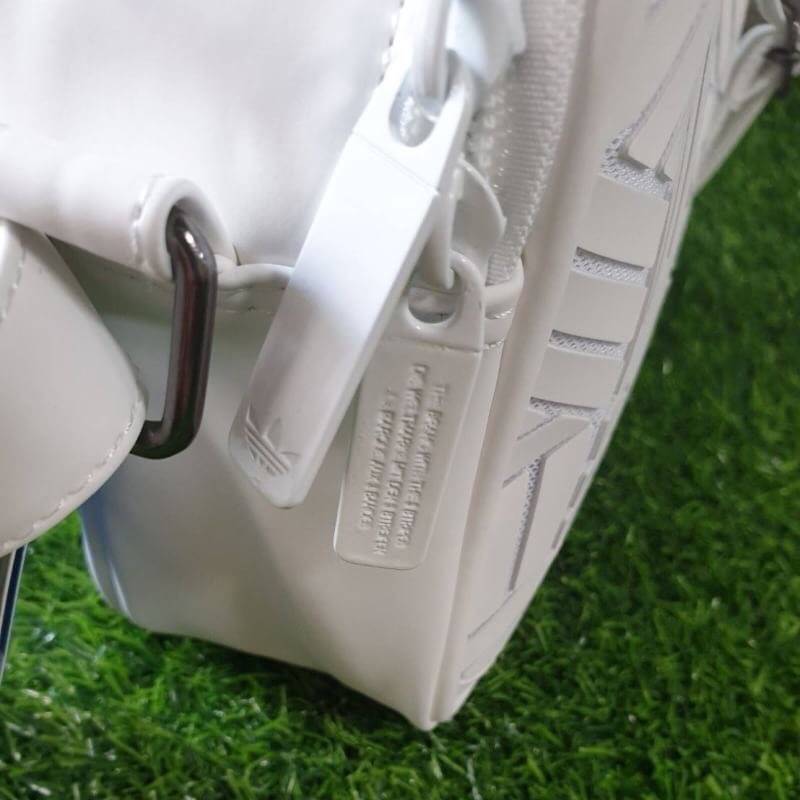 adidas 3D airline shoulder bag ทรงสปอร์ต รุ่นนี้มาใหม่ไฉไลกว่าเดิม แบบลาย 3D ใหม่สวยๆ ด้านหน้าติดโลโก้แบรนด์ บนพื้น 3D ด้านหลังพื้นเรียบมีช่องซิป รุ่นนี้มีที่จับสามารถถือได้หยิบใช้งานสะดวก เปิดปิดด้วยซิปอะไหล่ปั๊มแบรนด์ ด้านในเป็นช่องกว้าง มีช่องซิปด้านใน