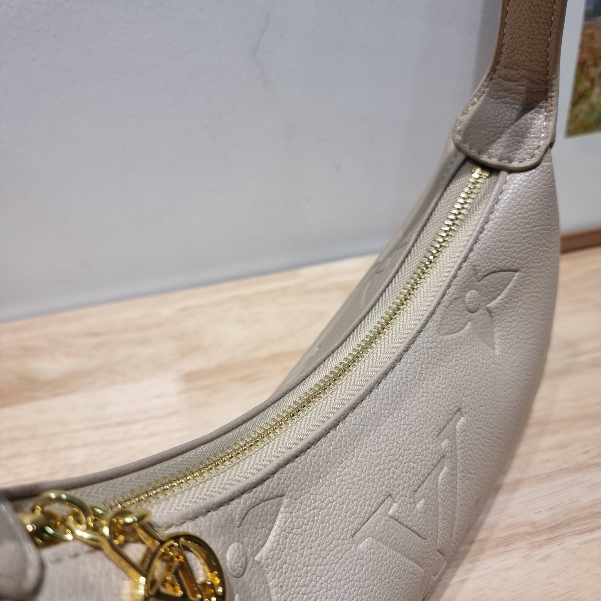 LV Mini Moon Monogram Empreinte Leather ใหม่ล่าสุด สวยสับ สวยตัวแม่ ไอเท็มเก๋ๆ ใบเดียวก็เลิศ กับกระเป๋าสะพายทรงพอช ขนาดกำลังน่ารัก พกพาง่าย รูดใช้งานสะดวกด้วยซิป ภายในเป็นช่องโล่ง มีช่องซิป ส่วนสายสะพายปรับสั้นยาวได้ตามเหมาะสม ดูดี ดูแพงทุกสี