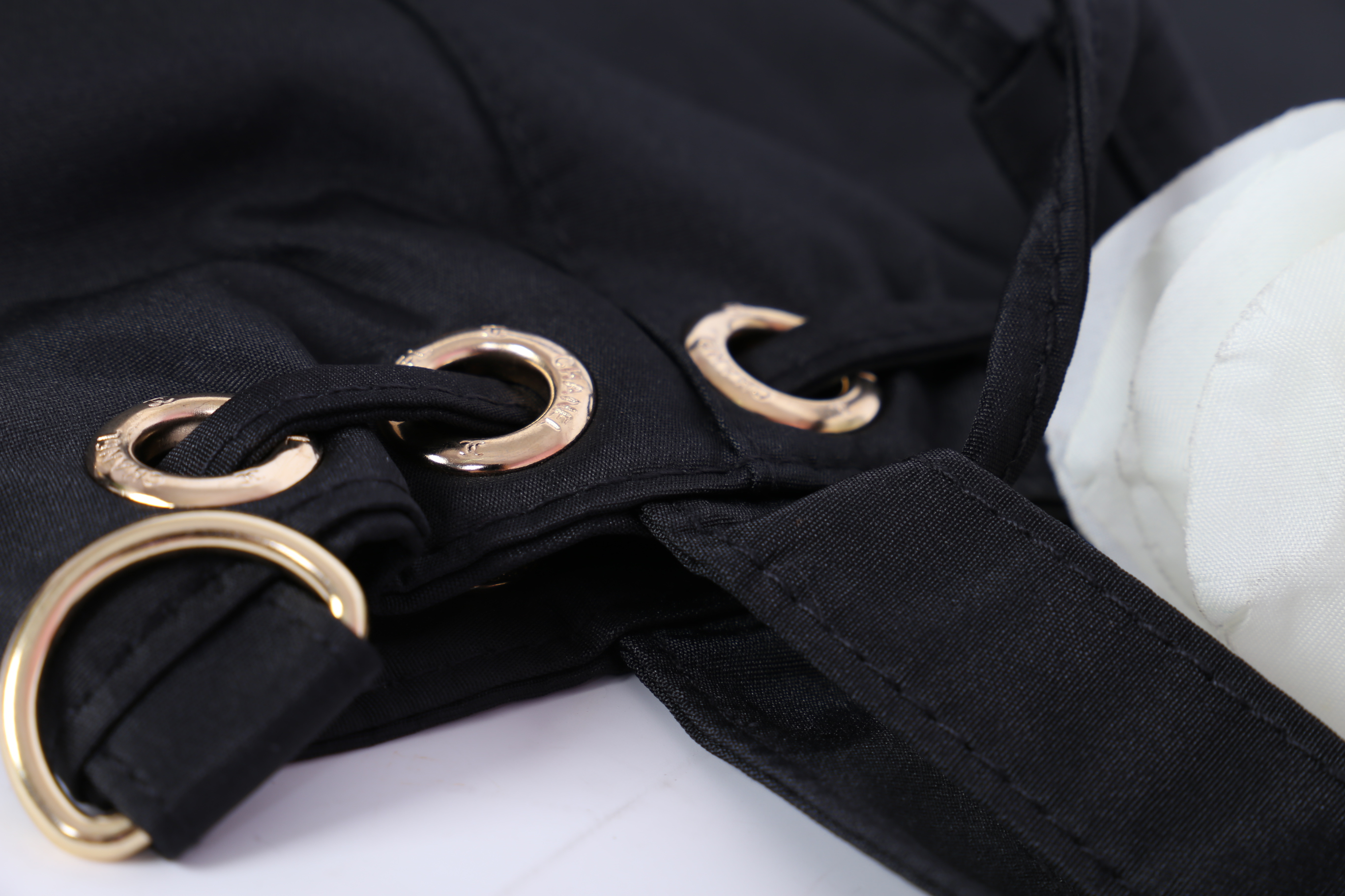 Chanel Drawstring Cross-body Bag (2017) วัสดุ (Material) : Nylon กระเป๋าจากแบรนด์ chanel รุ่นใหม่ปี 2017 มาแล้วค่า ไม่ต้องบรรยายดูจากรูปได้เลย สวยมาก ได้ลุคคุณหนูมากกก ตรงอะไหล่ทองปั๊มโลโก้ อย่างดี เป็นทรงกระดุมแม่เหล็กค่ะ