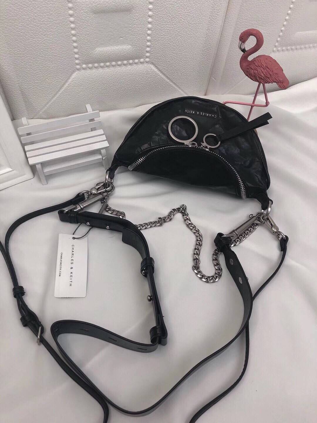 CHARLES & KEITH WRINKLED EFFECT RING ZIP TASSEL CROSSBODY BAG กระเป๋าสะพาย/คาดเอว/คาดอกรุ่นใหม่ล่าสุด เปิด-ปิดด้วยซิป ภายในโล่งกว้างมีช่องเล็กใส่บัตร จุของได้เยอะดีไซต์เก๋ไม่ซ้ำใคร สามารถสะพายได้หลายแบบไม่จำเจ ราคาสุดคุ้มห้ามพลาดค่ะ