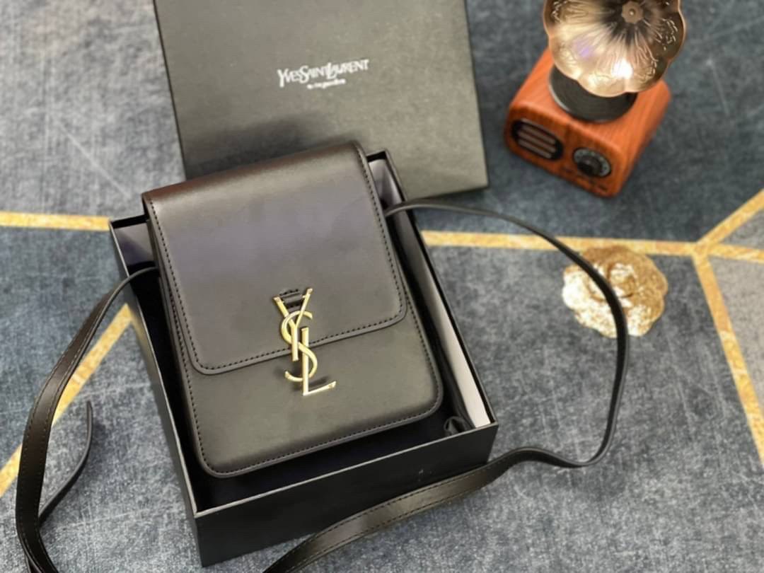 หนังแท้ YSL Yves Saint Laurent small leather shoulder bag กระเป๋าสะพายทรงเหลี่ยมแนวตั้งดีไซน์สวยหรูอยู่ทรงมีโลโก้แบรนด์ด้านหน้า อะไหล่ทองสวยหรู ภายในโล่งกว้าง สายสะพายหนังยาวปรับระดับได้ Rare items เด็ดๆแบบนี้ห้ามพลาด!