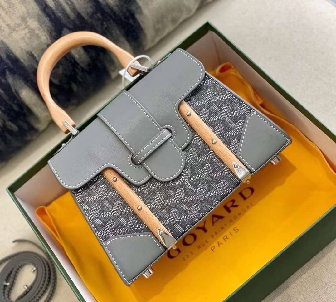 GOYARD Saigon Structure Mini Bag คุ้มค่าและ exclusive ที่สุดกระเป๋าทรงโท้ทไซส์มินิ ดีไซน์ล้ำ โดดเด่นด้วยรูปทรงและมือจับไม้สังเคราะห์ ที่ไม่เหมือนใคร และเพิ่มลูกเล่นด้วยสายคาด ใช้งานได้ทุกสถานการณ์ หยิบใช้วันไหนๆ ก็ตอบโจทย์ได้หมดน้า