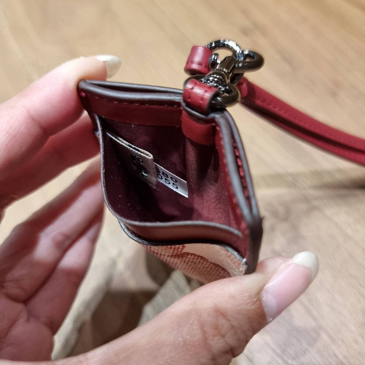 COACH C3305 ID LANYARD IN COLORBLOCK SIGNATURE CANVAS ง่ายๆแบบไม่ธรรมดา!! คลาสสิคแต่มีดีเทลโดดเด่น!! กระเป๋าถนอมบัตร พร้อมสายคล้องคอ ดีไซน์ลวดลายสวย ดูดีทุกแบบ ใช้งานง่าย พกพาสะดวก จะใส่บัตรพนักงาน บัตรเครดิต บัตรปชช. ใบขับขี่ และบัตรอื่นๆที่อยากจะใส่!! ต