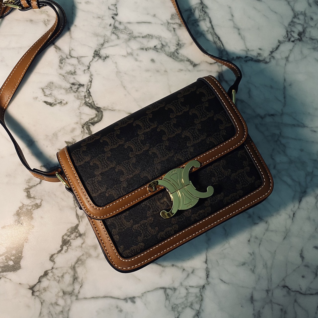 CELINE Teen Triomphe Bag 20cm กระเป๋าสะพายรุ่นยอดนิยม งานสวยอยู่ทรง ไม่มีไม่ได้เลยกับไอเท็มสุดคลาสสิค เนเชอรัลโทน ดูดี ดูแพง -- รับตัวแทนกระเป๋า