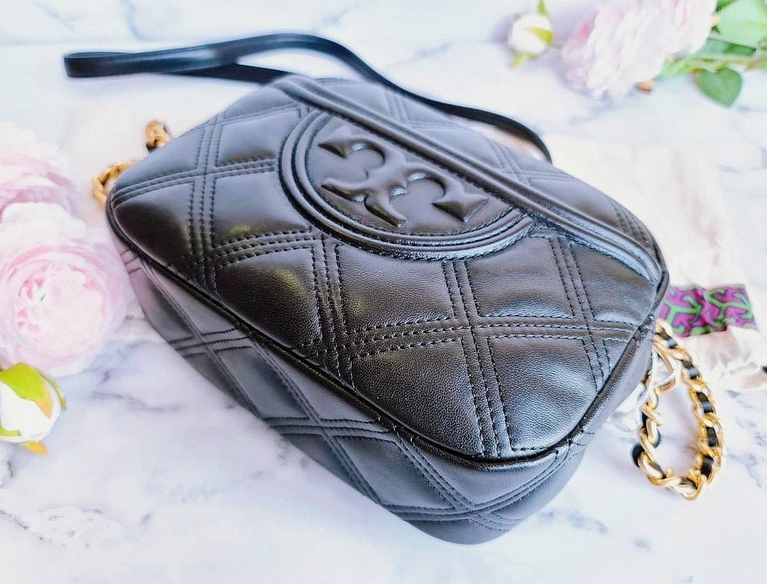 ของแท้ 💯% Tory Burch Factory Outlet Quilted Leather Shoulder Bag กระเป๋าสะพายรุ่นแนะนำจาก Tory Burch Factory วัสดุหนังแกะสังเคราะห์ขึ้นลายแบรนด์สวยหรูอยู่ทรงดีไซน์ยอดนิยมสุดคลาสสิคน่าใช้ค่ะ