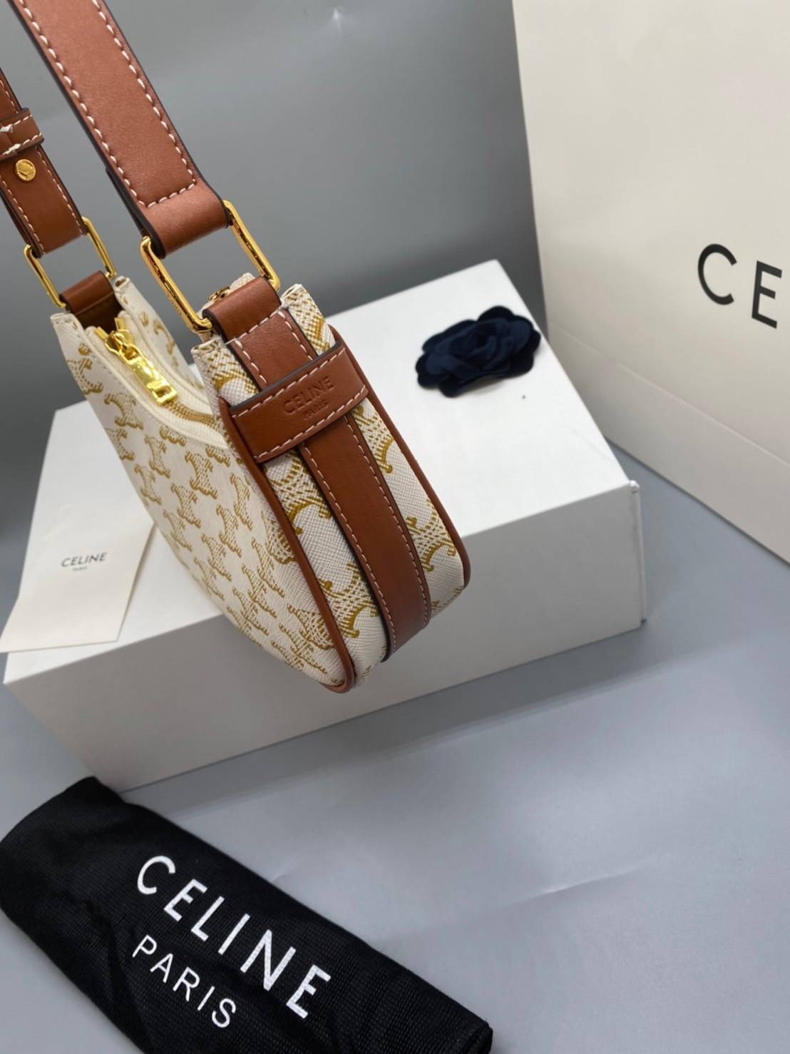 CELINE MINI SHOULDER BAG Celine Vintage Classic MINI Ava bag กระเป๋าสะพายไหล่ใบเล็กน่ารักมากก ขนาดใหม่ น้องน่ารักมากก คาเฟ่จ๋าาาา น้องมาล๊าววว วัสดุ TRIOMPHE CANVAS ดีไซน์สวยหรูฮิตสุดในเกาหลี! หนังสวยอยู่ทรงกันน้ำ เปิดปิดด้วยซิปแบรนด์สีทอง สายสะพายหนังปรั