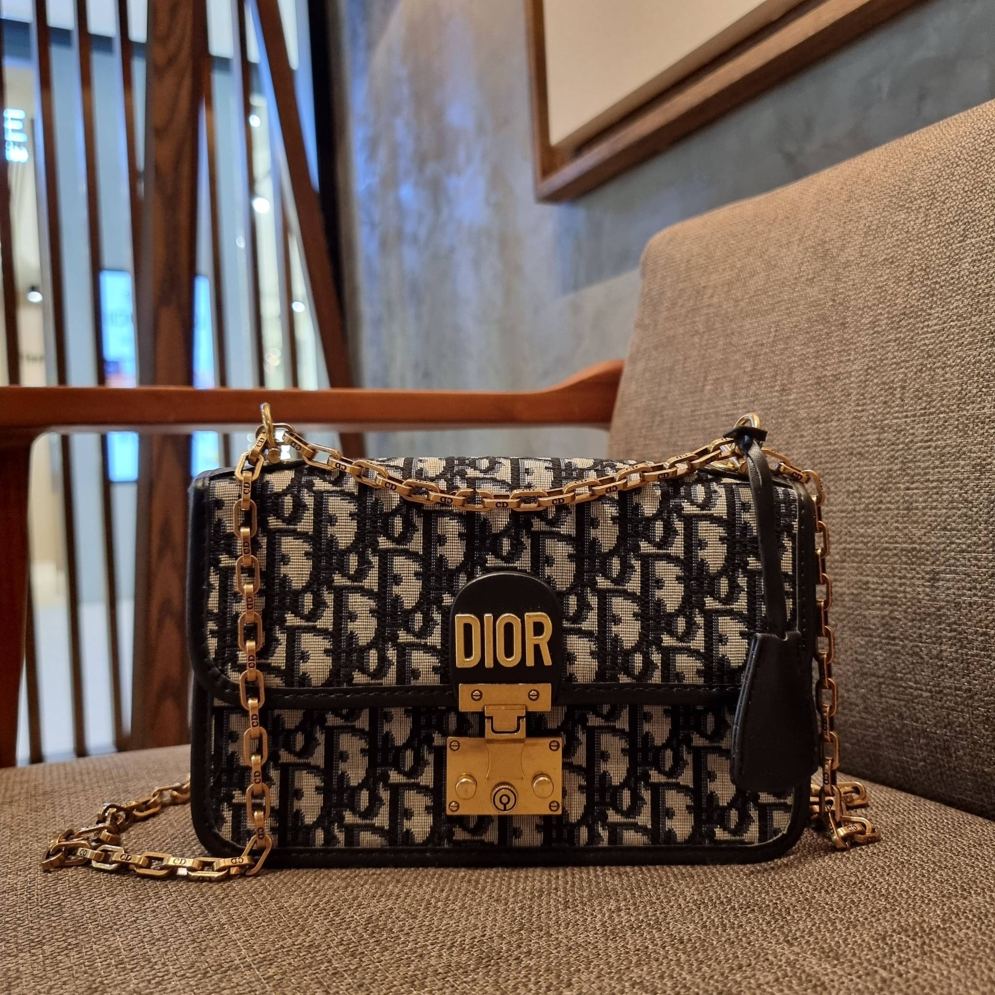 DIOR CD ADDICT FLAP BAG กระเป๋าสะพายดีไซน์คลาสสิค สวยผู้ดี โดดเด่นด้วยโลโก้และอะไหล่ตัวล็อคสีทอง เพิ่มดีเทลความหรูขึ้นไปอีก วัสดุผ้าแคนวาสทอลวดลายเอกลักษณ์ ภายในเป็นช่องโล่ง มีช่องซิป สายสะพายโซ่ในตัว ปรับใช้ได้ 2 แบบ สะพายข้าง หรือสะพายโซ่คู่ที่ไหล่ก็สะด