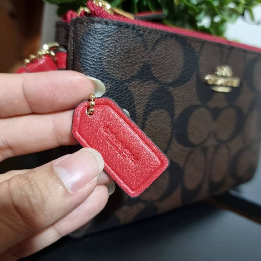 COACH F87591 DOUBLE CORNER ZIP WALLET IN SIGNATURE COATED CANVAS คล้องมือรุ่น 2 ซิป!! มาแล้วจ้า 🌟🤗 ไซส์นี้คือเหมาะมือจริงๆ พกง่ายเช่นเคย ไม่ต้องกังวลว่าจะเกะกะหรือกินพื้นที่กระเป๋าหลัก วัสดุหนังแคนวาสเคลือบลาย มีช่องหลักแยก 2 ช่อง ภายในบุผ