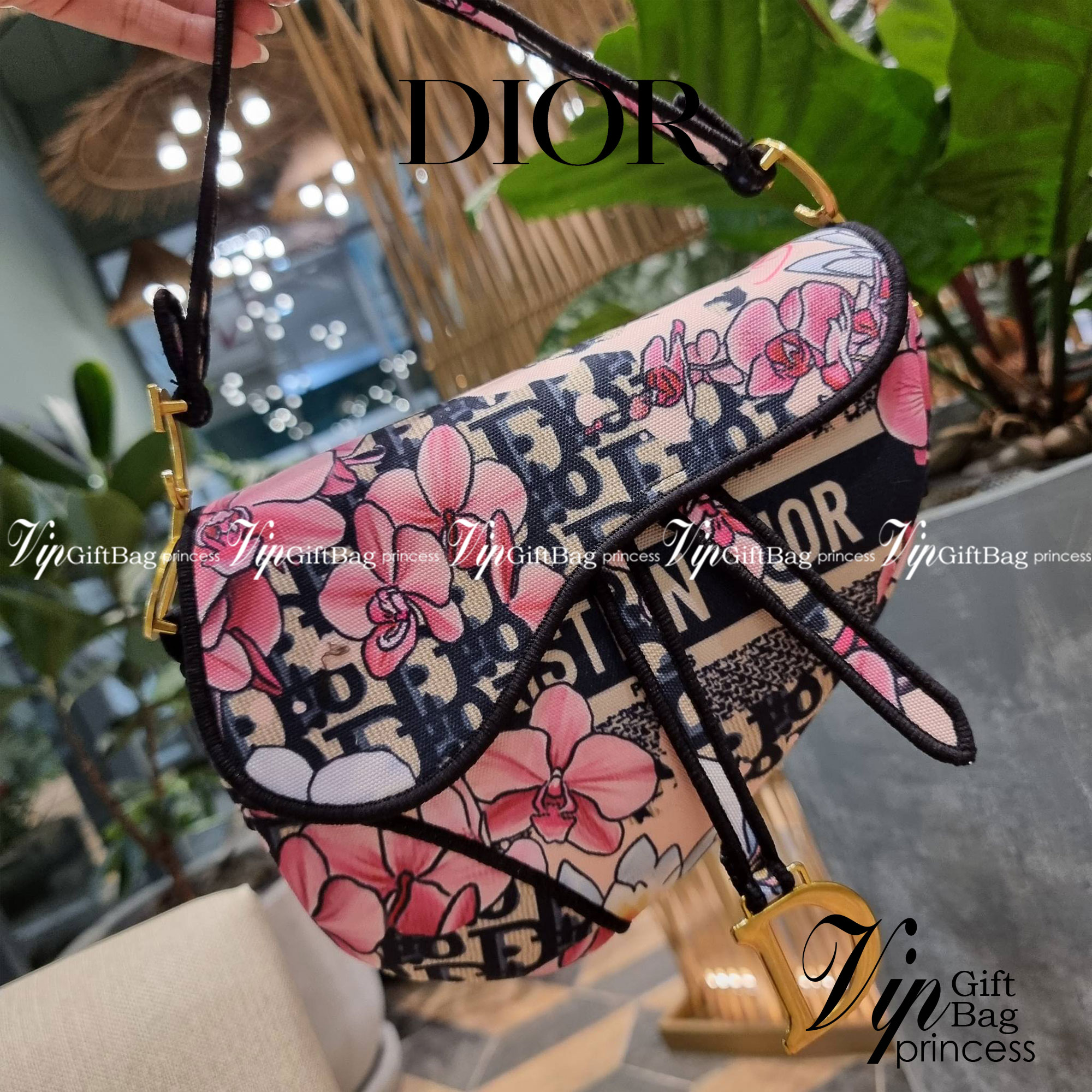 VIP CD OBLIQUE SADDLE BAG / DIOR SADDLE กระเป๋าสะพายข้าง ทรงสวยไม่ซ้ำใคร กิมมิคในตัว ดูแพง ไซส์ใหญ่ ดีไซน์ย้อนยุค เป็นเอกลักษณ์สวยทุกแบบ เปิด-ปิดด้วยกระดุมแม่เหล็กซ่อน ใช้งานง่ายมากๆ ภายในเป็นช่องโล่ง มีช่องซิป ใบสีดำเป็นหนังแท้ ใบลายเป็นผ้าแคนวาส ดูดี ดู