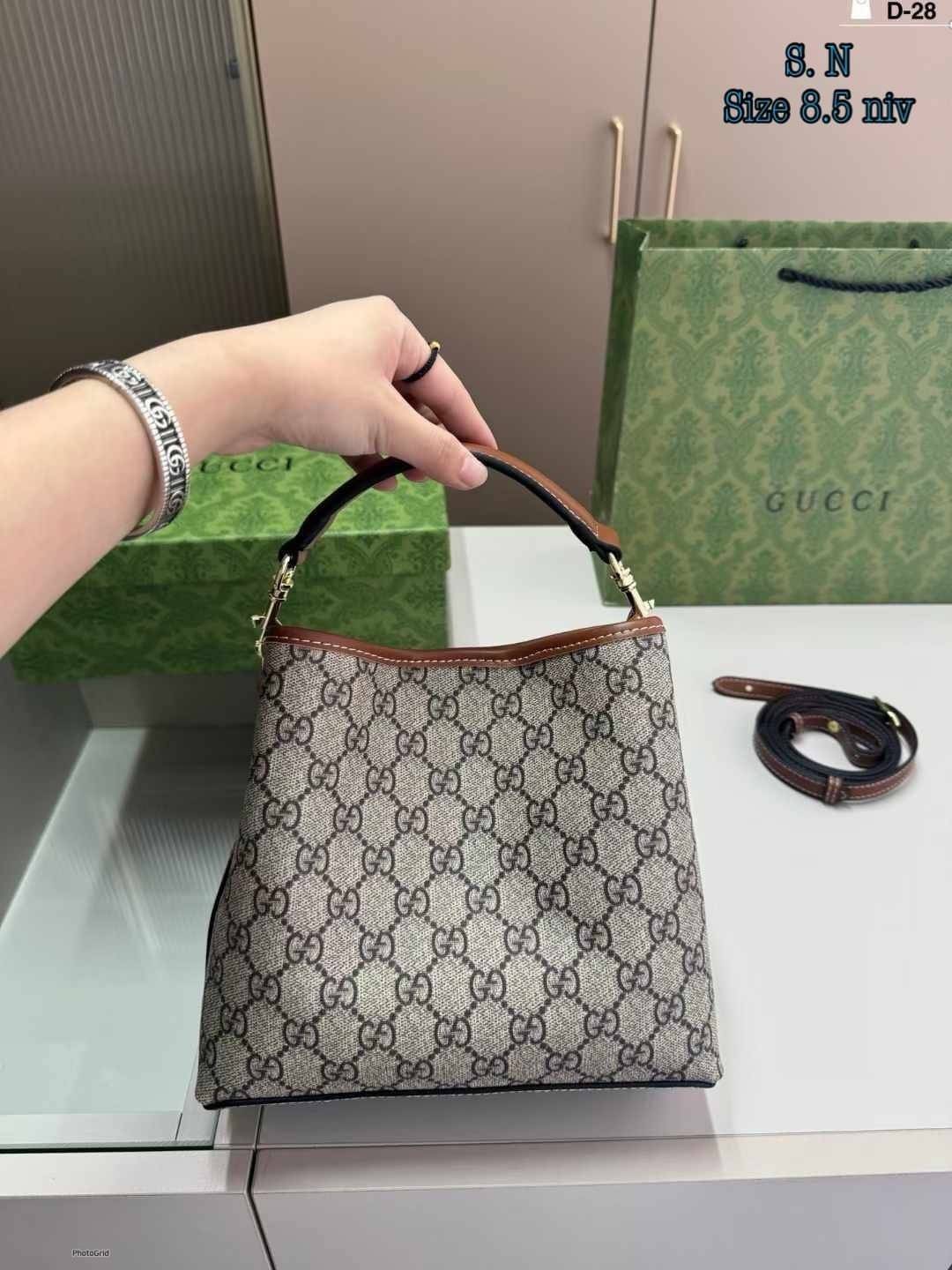 GUCCI GG Emblem mini bucket bag กระเป๋าทรงบัคเก็ตวินเทจรูปทรงใหม่ งานแบรนด์หรู รุ่นนี้ทำออกมาตอบโจทย์ความฮิตมีห่วงอยู่ด้านหน้า สำหรับห้อยตุ๊กตา พวงกุญแจ หรือจะผูกโบว์สวยๆก็เลิศ ดีไซส์สวยใช้งานง่าย ภายในโล่งกว้าง