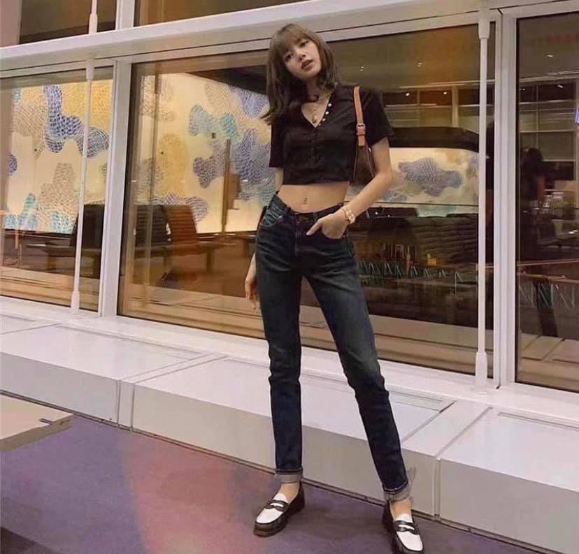 CELINE Vintage Classic Ava bag 1 ใน คอลเลคชั่น “Triomphe Canvas” มาพร้อมสายสะพายไหล่ที่ปรับความยาวได้ และเนื่องจากช่วงล่างของกระเป๋ามีขนาดใหญ่กว่าช่วงบน จึงทำให้ไม่เสียทรงเมื่อเราใส่สิ่งของอย่างกระเป๋าสตางค์หรือโทรศัพท์มือถือ หากดูภาพรวมแล้ว รุ่นนี้ออกแนว