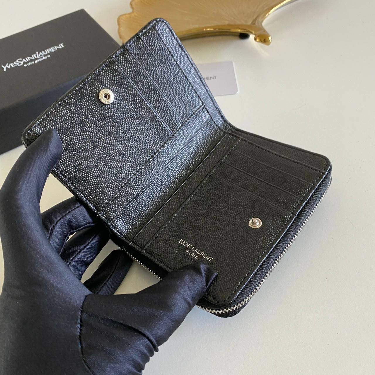 VIP GIFT 】หนังแท้ YSL Saint Laurent monogram compact zip short wallet มาแล้วจร้า ถามหากันเยอะมากๆ กระเป๋าสตางค์ใบสั้นที่ใส่แบงค์ ใส่บัตร ใส่เหรียญได้เยอะสุดๆ มีสองด้านซิปและพับ ใบเดียวครบจบเลย หนังสวยมาก ละเอียดสุดๆ