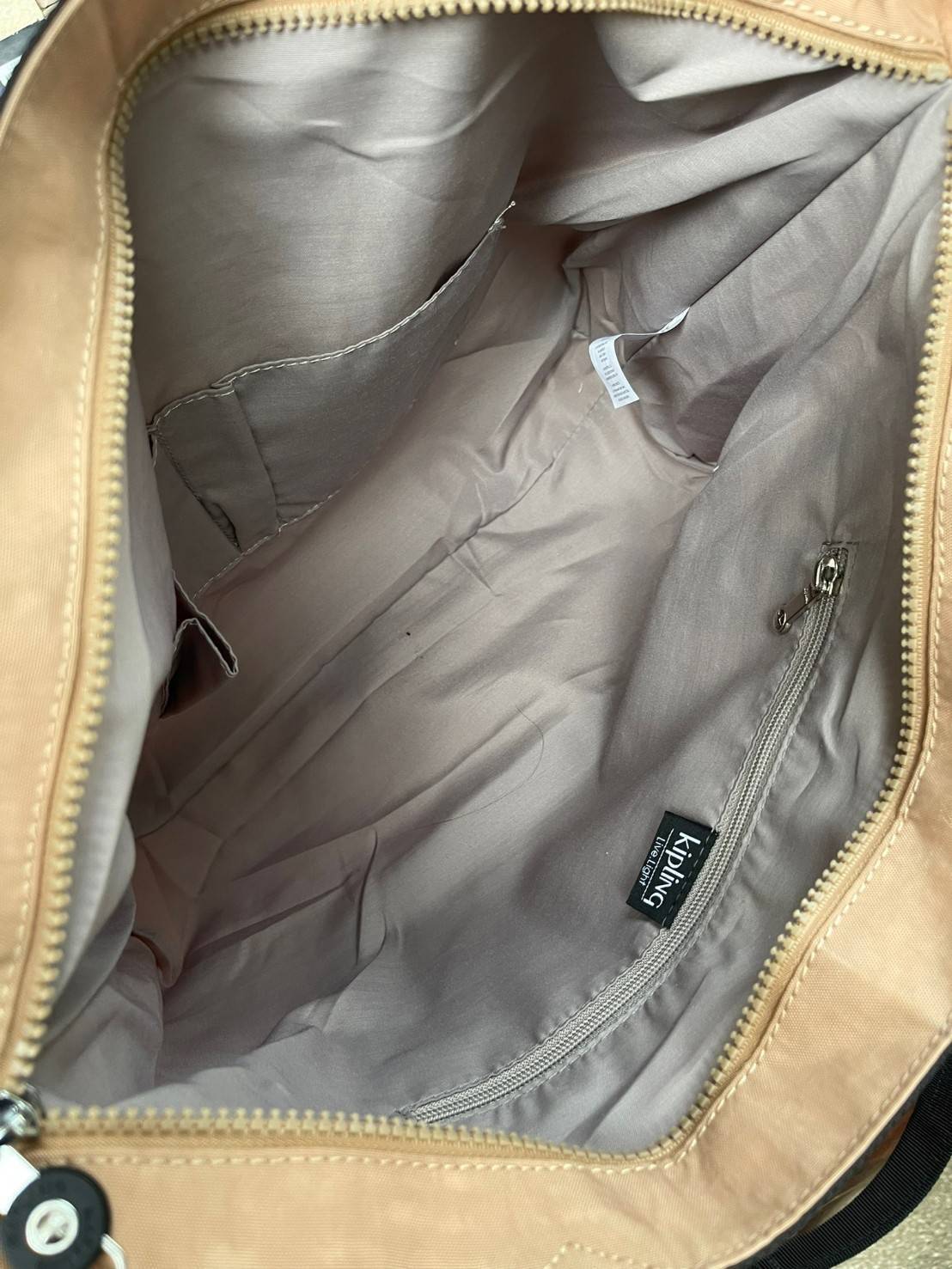 Kipling Stacey Tote Bag(KI3101) คอลเลคชั่นใหม่ล่าสุดจากkipling เป็นกระเป๋าที่มีสายคล้องเอาไว้ใช้งานบริเวณไหล่ สามารถจัดเก็บสิ่งของได้ในจำนวนมาก รวมไปถึงตัวซิปที่มีความไหลลื่น ใช้งานง่ายไม่มีสะดุดในขณะเดียวกันตัวกระเป๋าเองก็มีน้ำหนักเบามาก ๆ พื้นฐานที่สามา