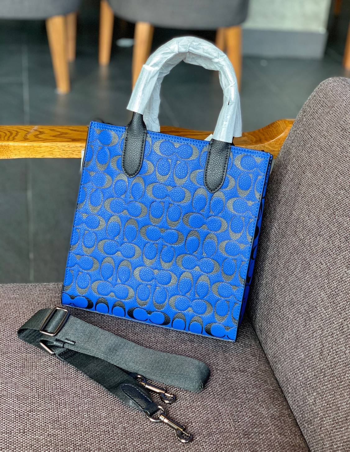 COACH COLORFUL GOTHAM TOTE SIGNATURE ((CA814)) รุ่นนี้ใช้ได้ทั้งผู้ชายและผู้หญิง ขนาดกลางๆกำลังสวยเลยค่ะ ใหม่ล่าสุด ก่อนใคร! กับกระเป๋าที่รังสรรค์สีออกมาได้สดใส เรียกได้ว่าจัดเต็มในเรื่องสีมีเดียวค่ะ หนังแท้ ลายหนังสวย บวกกับโลโก้แบรนด์ทั้งใบที่ลงลายสีได้