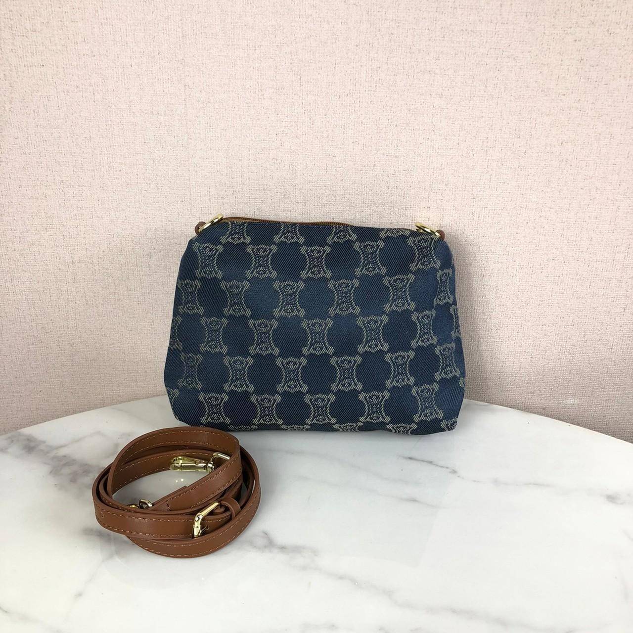 กระเป๋าสะพาย CELINE ซื้อ 1 ได้ถึง 2 ชิ้น เปิด - ปิดกระเป๋าด้วยซิป ด้านในโล่งกว้าง มีช่องซิป 1 ช่อง หูจับสูง 26 cm แถมกระเป๋าใบเล็กอีก 1 ใบ เปิด - ปิดด้วยซิป มาพร้อมสายสะพาย สามารถถอดและปรับได้ 3 ระดับค่ะ