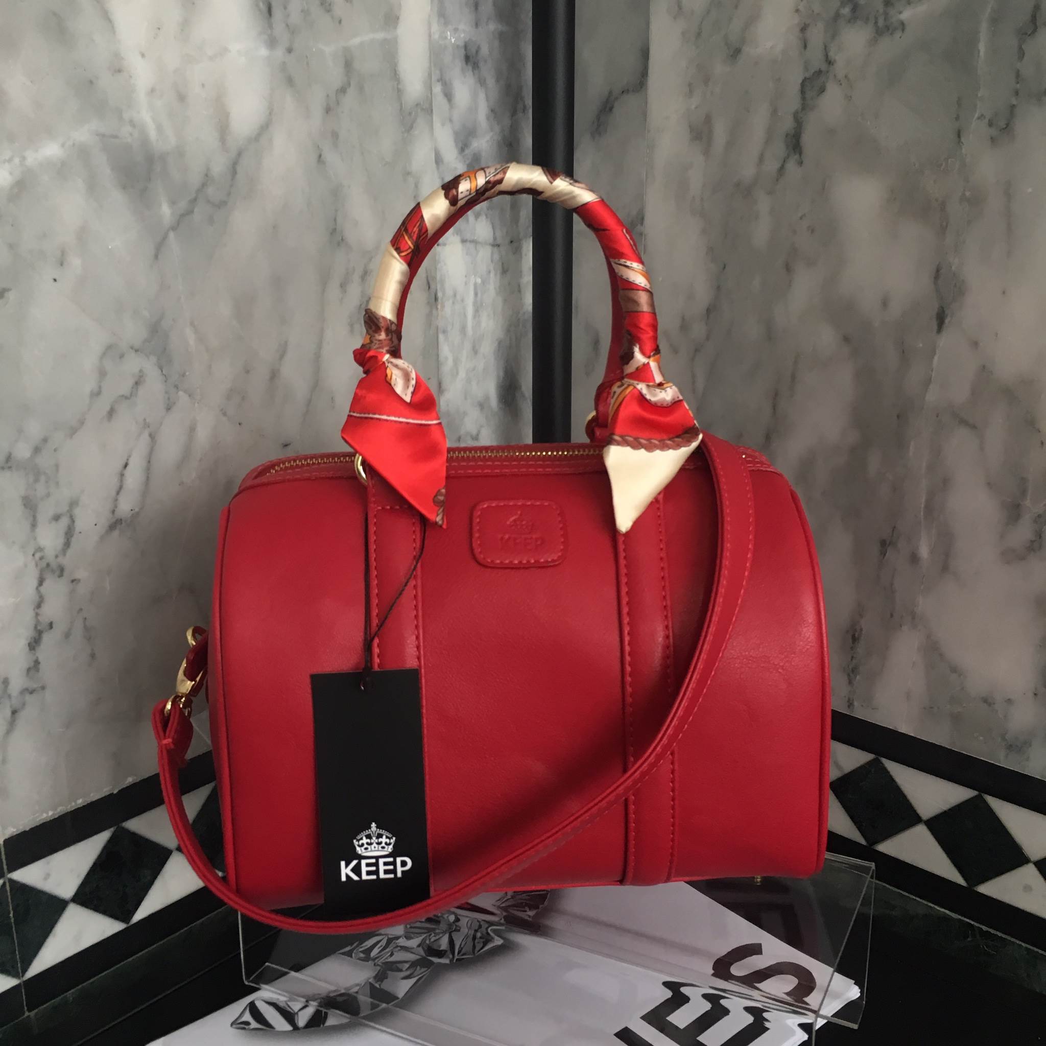 รุ่นใหม่ล่าสุด หนังแกะสวยมากคะ สีเข้าใหม่ >> REDRED รุ่น KEEP sheep leather Pillow bag สวย น่ารัก ขนาดตอบทุกโจทย์การใช้งาน เห็นแล้ว #หลงรักเลยคะ ตัวกระเป๋าขนาดกำลังดี จุของคุ้ม หนังแกะ สวยมาก ดูแลรักษาง่าย ประดับด้วยผ้าพันหูกระเป๋า ทำให้กระเป๋าเก๋ ข