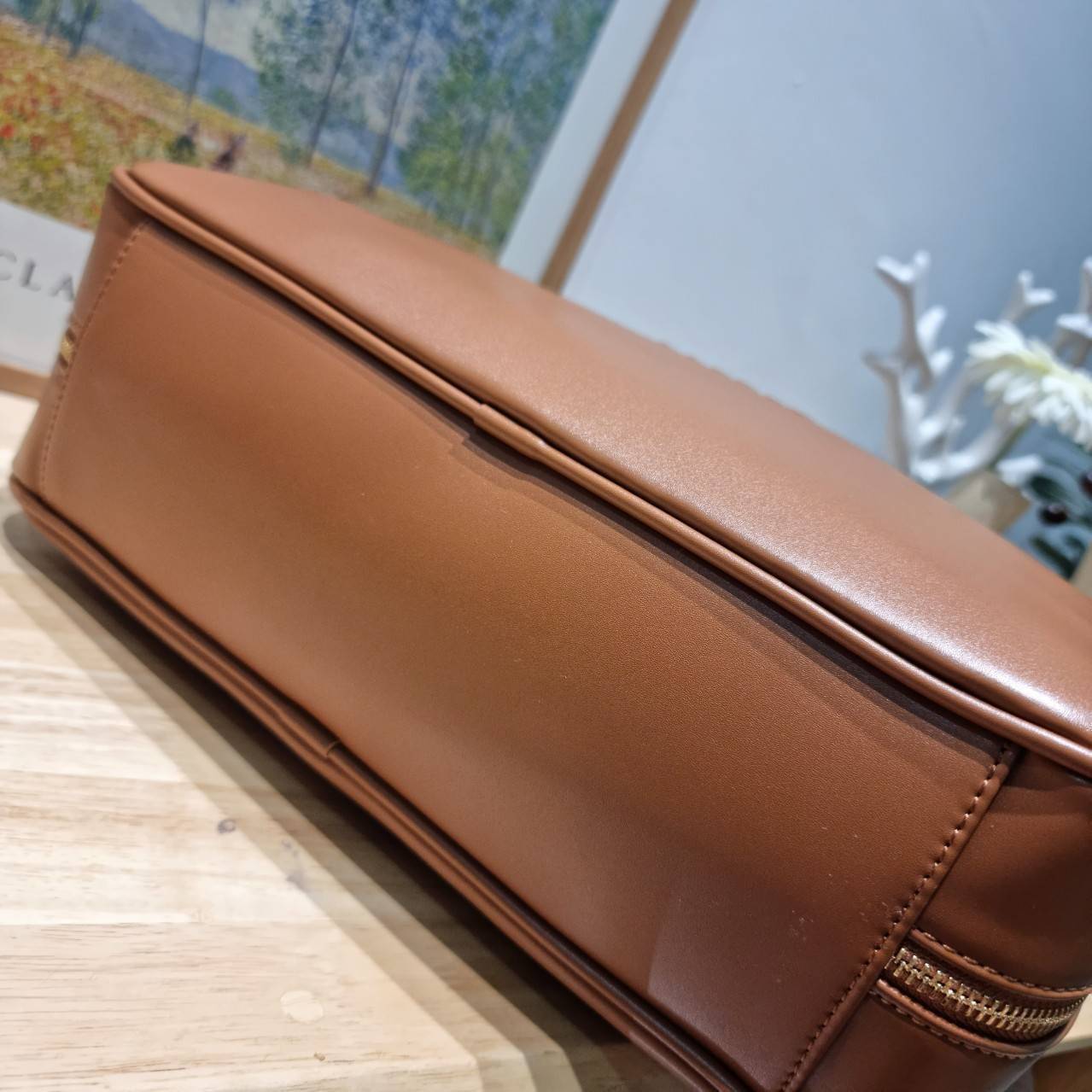 MIU MIU LEATHER BEAU BAG กระเป๋าถือรุ่นสุดจึ้ง ที่ไม่มีตอนนี้คือพลาด ดีไซน์เรียบแต่มากมีอยู่จริง สวยดูแพง หูจับในตัวง่ายและสะดวกพกพา เพียงแค่คล้องไหล่ ขนาดใหญ่จุของได้แบบสบายๆ