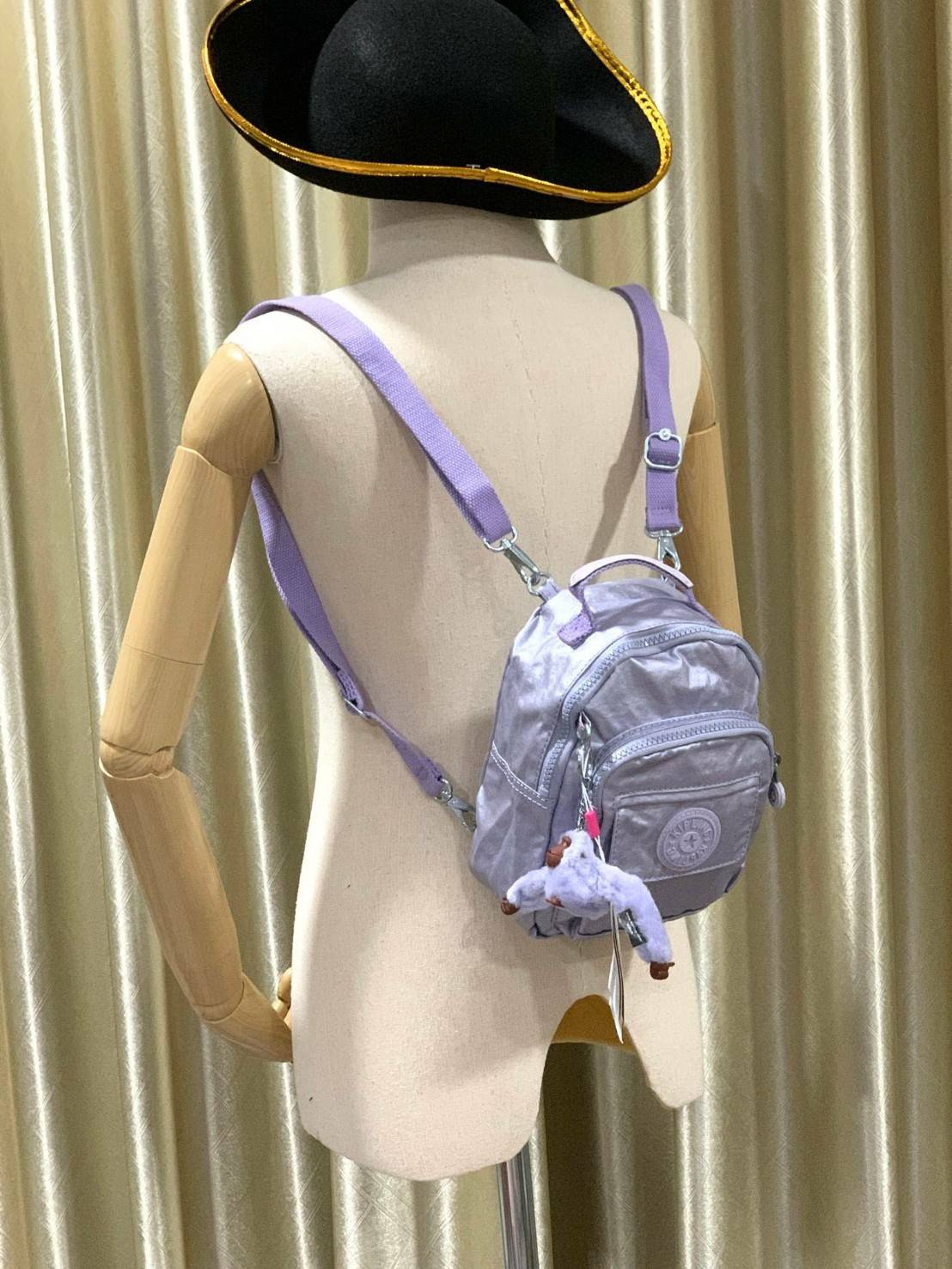 Kipling alber solid Convertible mini backpack (HD7349) กระเป๋าเป้ขนาดมินิ สไตล์3in1 ที่สามารถถือ/สะพายข้างหรือเป็นเป้ก็ได้ มีช่องซิปใช้งาน2ช่อง ภายในแบ่งเป็นช่องเล็กใส่ของจุกจิก ด้านหน้าเพิ่มช่องเล็กเปิดปิดด้วยกระดุมแม่เหล็ก มาพร้อมพวงกุญแจลิงขนปุกปุยและส