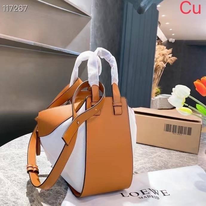 Loewe Hammock Bag / Loewe Small Hammock Leather Bag กระเป๋าถือหรือสะพาย รุ่น Rare items สุดๆ หนังสวยดีไซน์มีเอกลักษณ์ ใบขนาดกำลังดี น้ำหนักเบา สามารถปรับได้หลายทรง ด้านข้างมีซิปปรับขยายได้ ภายในโล่งกว้าง ใส่กระเป๋าสตางค์ กล้อง มือถือ ของใช้ได้เยอะ