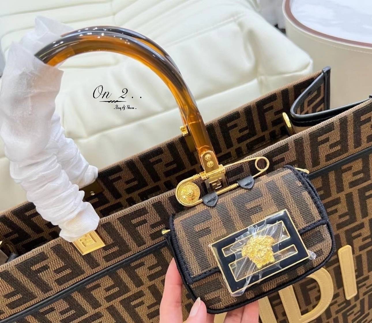 FENDI Tote Mejor Precio Febrero 2023 / FENDI SHOPPING BAG กระเป๋าสะพายโท้ท เซต 2 in 1 ลายFF ทรงนี้คือทรงสุดฮิตใช้งานง่ายใส่ของได้เยอะช่องใหญ่ งานปั้มแบรนด์ทุกจุดงานจริงสวยมาก สวยหรูพร้อมส่งค่ะ