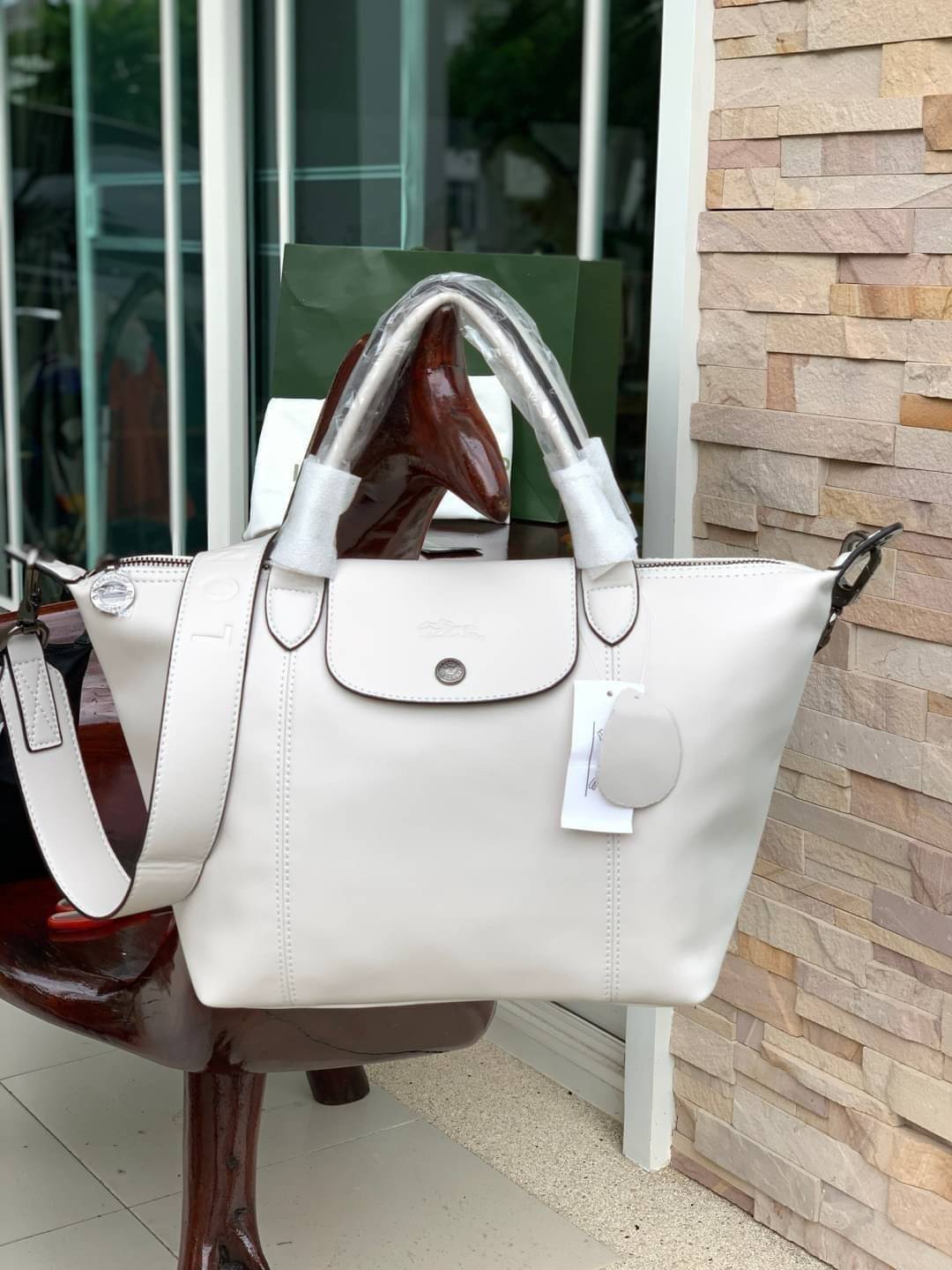 Longchamp LE PLIAGE CUIR TOP HANDLE BAG S เรียกว่าเป็นกระเป๋าอีกหนึ่งรุ่นที่ไม่ว่ายังไงก็ฮอตฮิตและติดเทรนด์ตลอดไม่เคยเปลี่ยนกับ ทรง Le Pliage Cuir หนึ่งในตระกูลกระเป๋าสุดไอคอนิกจากแบรนด์ เมื่อรุ่น Le Pliage Cuir ในรูปแบบของหนังแกะ Metis ได้ถือกำเนิดขึ้นใน