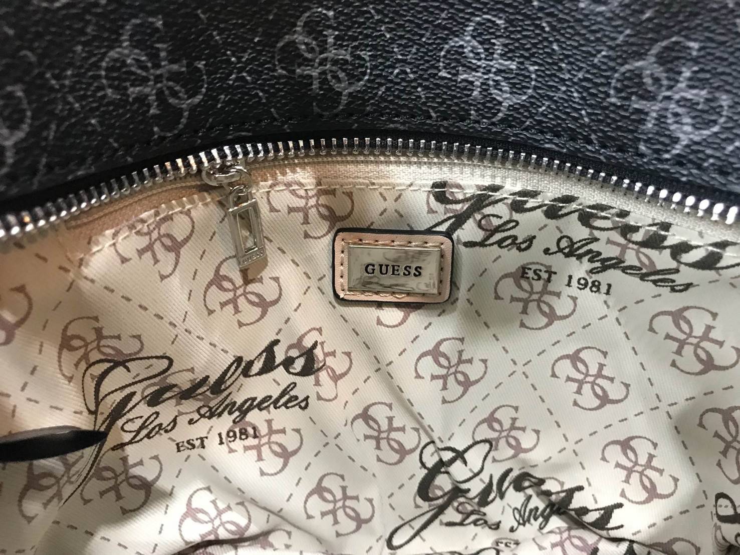 Don’t Miss! GUESS DELANEY MINI CROSS BODY BAG กระเป๋าถือหรือสะพายรุ่นที่ฮิตและขายดีที่สุดจาก GUESS FACTORY หนัง Saffiano ลาย GUESS Signature สวยอยู่ทรง ขนาดกำลังดี น้ำหนักเบา ด้านหน้าประดับโลโก้พร้อมพวงกุญแจโลโก้แบรนด์ห้อยที่หูกระเป๋าถอดเเยกใช้ได้ เปิดปิด
