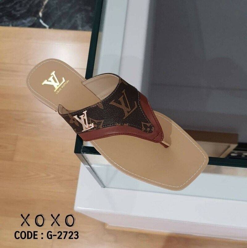Louis Vuitton Sandals แตะหนีบ พื้นยางไม้ก๊อกอย่างดี หนังลาย LV สวยหรู ติดอะไหล่โลโก้สีทอง สวย เด่น น้ำหนักเบา แมทส์ชุดง่าย