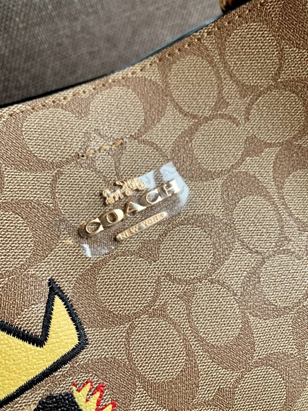 ใบใหญ่ตามมาติดๆ ห้ามพลาดค่า! Coach X Jean Michel Basquiat Town Bucket Bag In Signature Canvas ((C5787)) พร้อมส่งใบใหญ ใส่จุใจเลยจ้าา😘 กระเป๋าทรงถังใหญ่ วัสดุหนังแคนวาส หนังนิ่มสวยงาม 💥จุดเด่นคือเพนท์รูปก็อตซิล่าสวมมงกุฏ เป็นการออกแบบโดยการ