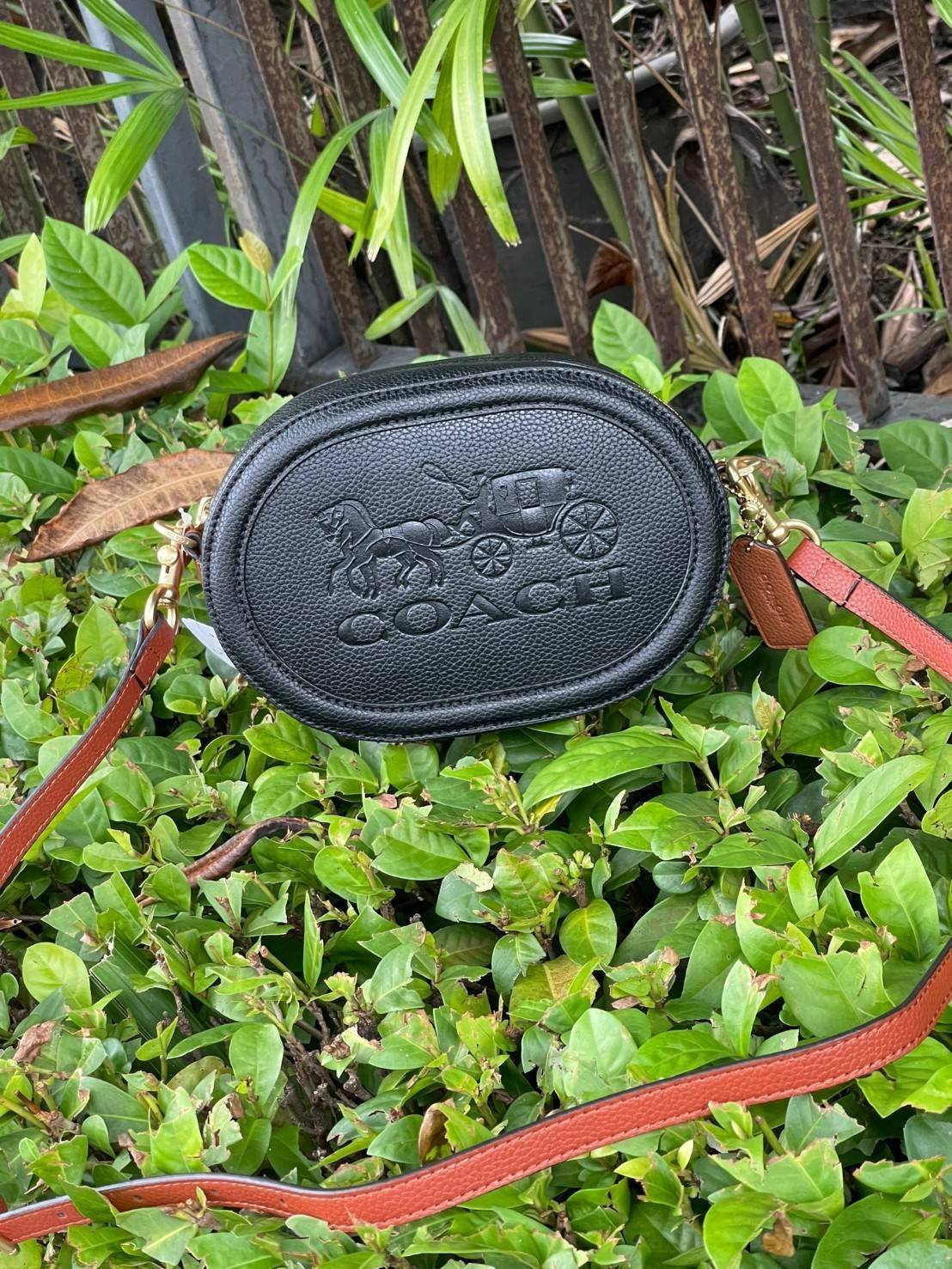 COACH CAMERA BAG IN COLORBLOCK WITH HORSE AND CARRIAGE (COACH C4164) กระเป๋าที่ดีไซน์ออกมาในทรงสะพายไหล่และทรง Camera คาดว่าเป็นรุ่นที่สาว ๆ เห็นแล้วจะต้องสะดุดตาเป็นพิเศษกับดีไซน์อันโดดเด่นที่ดูมีสไตล์ ไม่ว่าจะเป็นในวันสบาย ๆ หรือวันพิเศษก็สามารถนำไปมิกซ