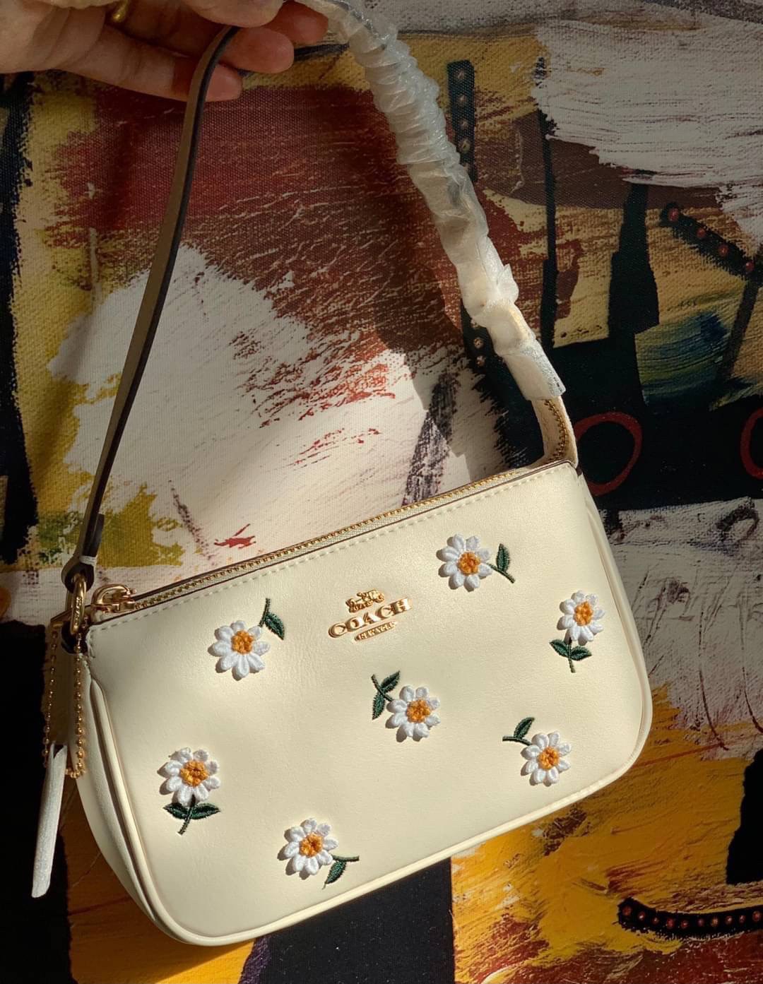 COACH NOLITA DAISY BAG (coach C3356) พร้อมส่งทันทีค่ะ! กระเป๋าหิ้ว//คล้องไหล่ หนังแท้เรียบสวย จุดเด่นด้านหน้าปักดอก Daisy แบบ3D นูนขึ้นมาสวยงามสะดุดดตามากๆค่ะ เปิดปิดกระเป๋าแบบซิป ภายในใส่มือถือได้ทุกรุ่น;กระเป๋าเงินใบกลางได้;มีช่องเสียบบัตร2ช่อง;และช่องใ