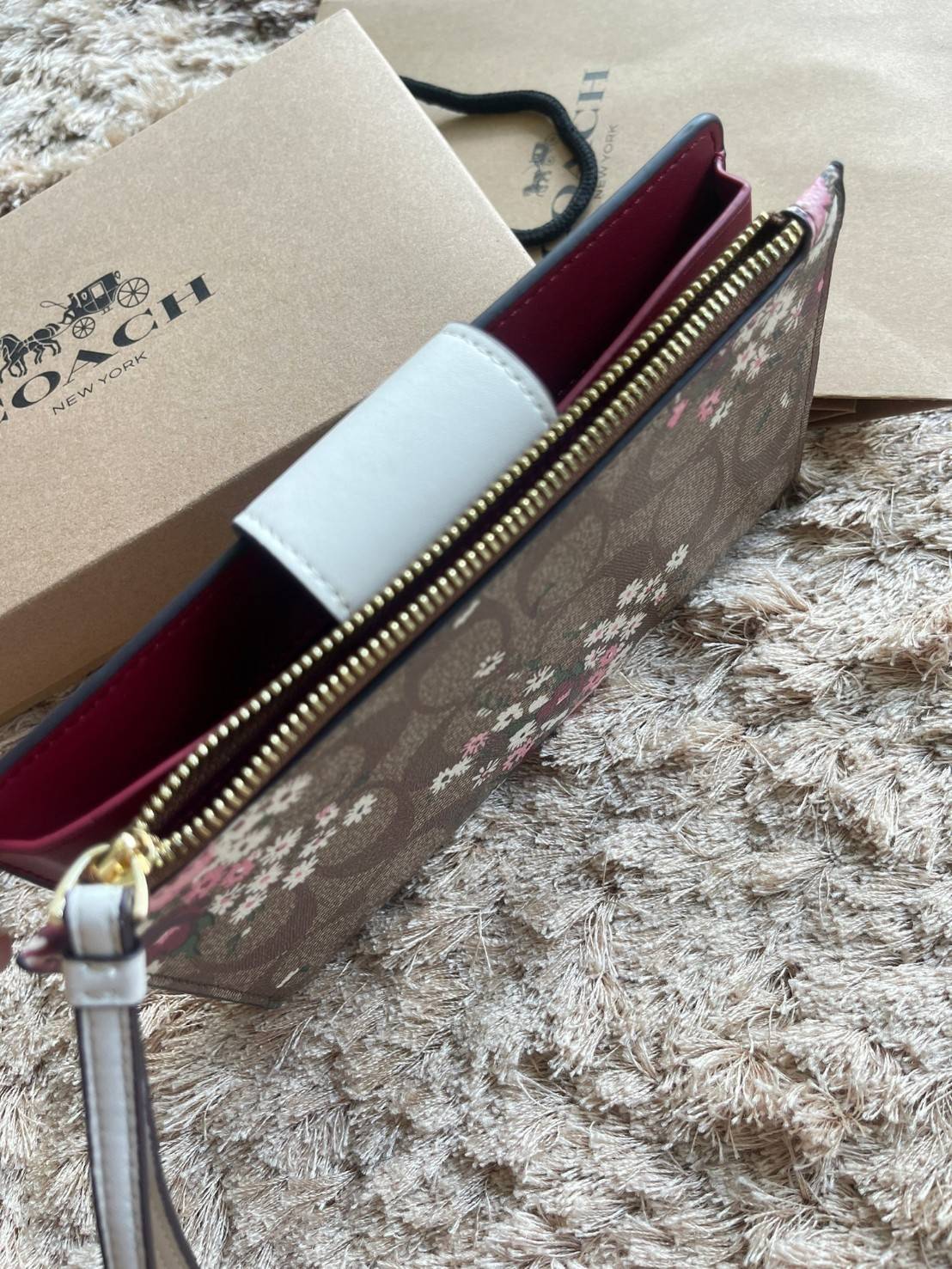 COACH TECH WALLET IN SIGNATURE CANVAS อีกหนึ่ง collection ของกระเป๋าสตางค์ที่ดีไซน์ทันสมัยให้ใช้งานได้แบบครบครัน เป็นกระเป๋าสตางค์ ที่มีช่องสำหรับใส่โทรศัพท์มือถือ ธนบัตร เหรียญ และบัตรต่าง ๆ ใช้งานแบบ2ด้าน เพิ่มความสะดวกสบายด้วยสายคล้องมือ ช่วยให้พกไปไหน