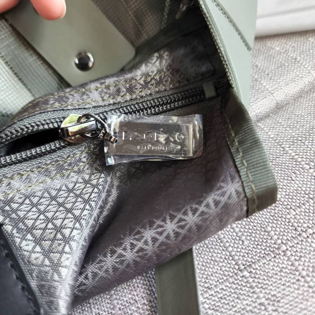 BAO BAO ISSEY MIYAKE LUCENT ONE-TONE กระเป๋า Bao Bao จากแบรนด์ดัง Issey Miyake แบรนด์แฟชั่นจากประเทศญี่ปุ่น ซึ่งมีสินค้ามากมายไม่ว่าจะเป็นเสื้อผ้า นาฬิกา น้ำหอม และที่ขาดไม่ได้นั่นก็คือ กระเป๋า Bao Bao ที่มีความพิเศษในเรื่องของวัสดุและดีไซน์ที่ครองใจสถาปน