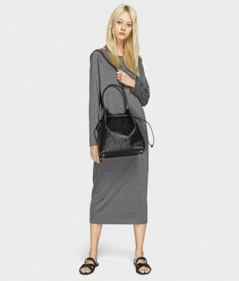 CHARLES & KEITH BASIC DRAWSTRING SHOULDER BAG 2018 กระเป๋าถือหรือสะพายไหล่ วัสดุหนัง ทรงขนมจีบ ขนาดกำลังน่ารัก น้ำหนักเบา, ด้านหน้าปั๊มโลโก้แบรนด์ เปิดปิดแบบสายรูดปากกระเป๋าแบบหูดรูด ภายในกระเป๋าโล่ง และกว้างมากทีเดียว จุเได้เยอะเลยค่ะ มาพร้อมสายยาวแบบถอด