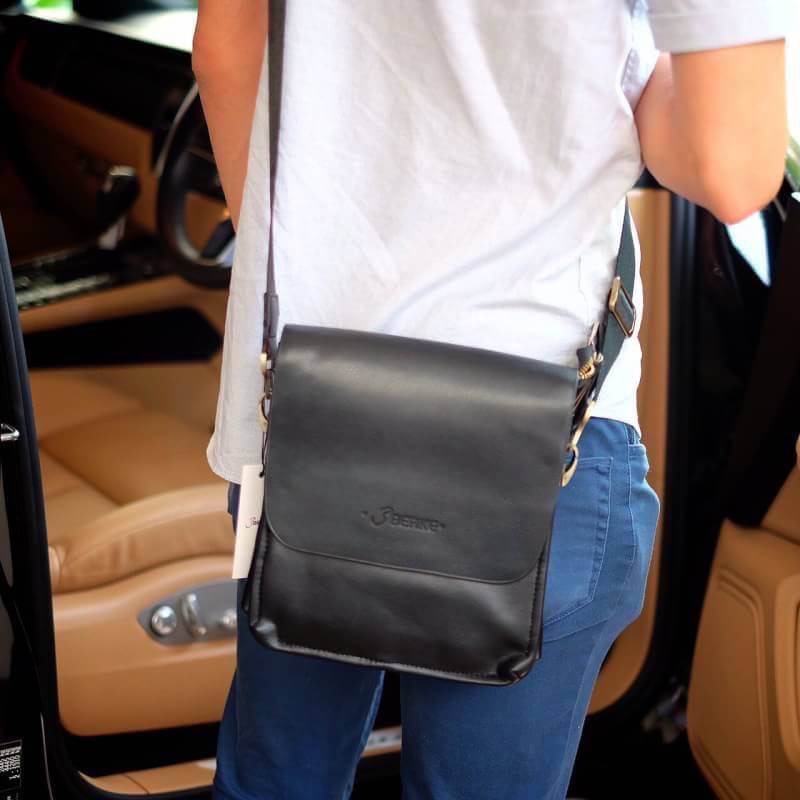 😎เอาใจหนุ่มๆบ้างค่า สำหรับ messenger bag หนังดี มากๆเลยน้า ลายหนังชัดสวย ใบนี้จากแบรนด์ Berke ตัวกระเป๋าขนาดกำลังดีเลยคะ สีดำด้านสวยมาก คลาสสิคสุดๆ มีช่องแบ่งเก็บของหลายช่องเป็นสัดส่วนมากๆคะ น้ำหนักเบา จุของคุ้ม สายยาว ปรับได้ free size สามารถสะพา