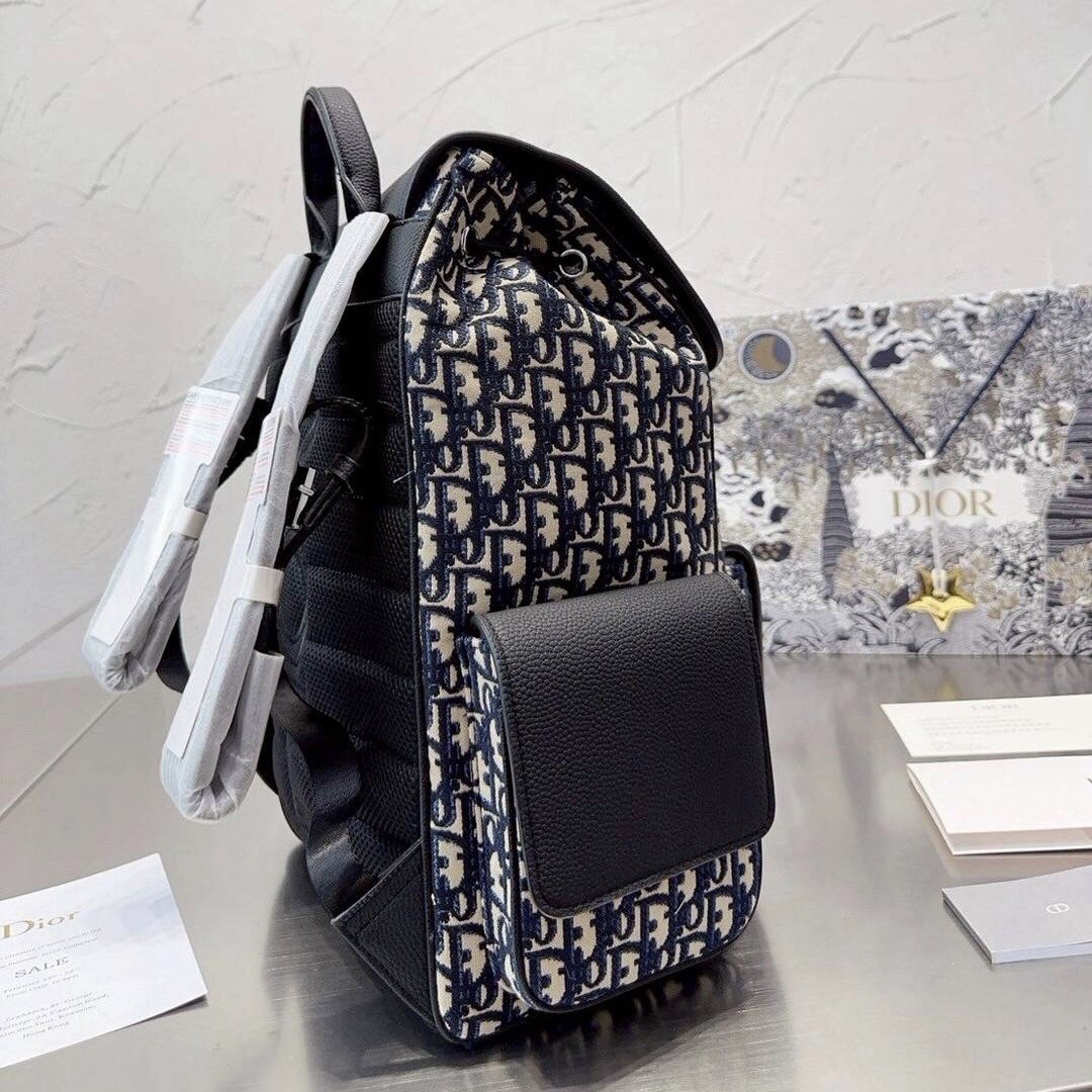 Dior Saddle Backpack with Flap Bag กระเป๋าสะพายหลัง กระเป๋าเป้ดีไซน์เอกลักษณ์ ทรงสวยไม่ซ้ำใคร สวยหรูดูแพง ดีไซน์ย้อนยุค ภายในจุของได้เยอะ