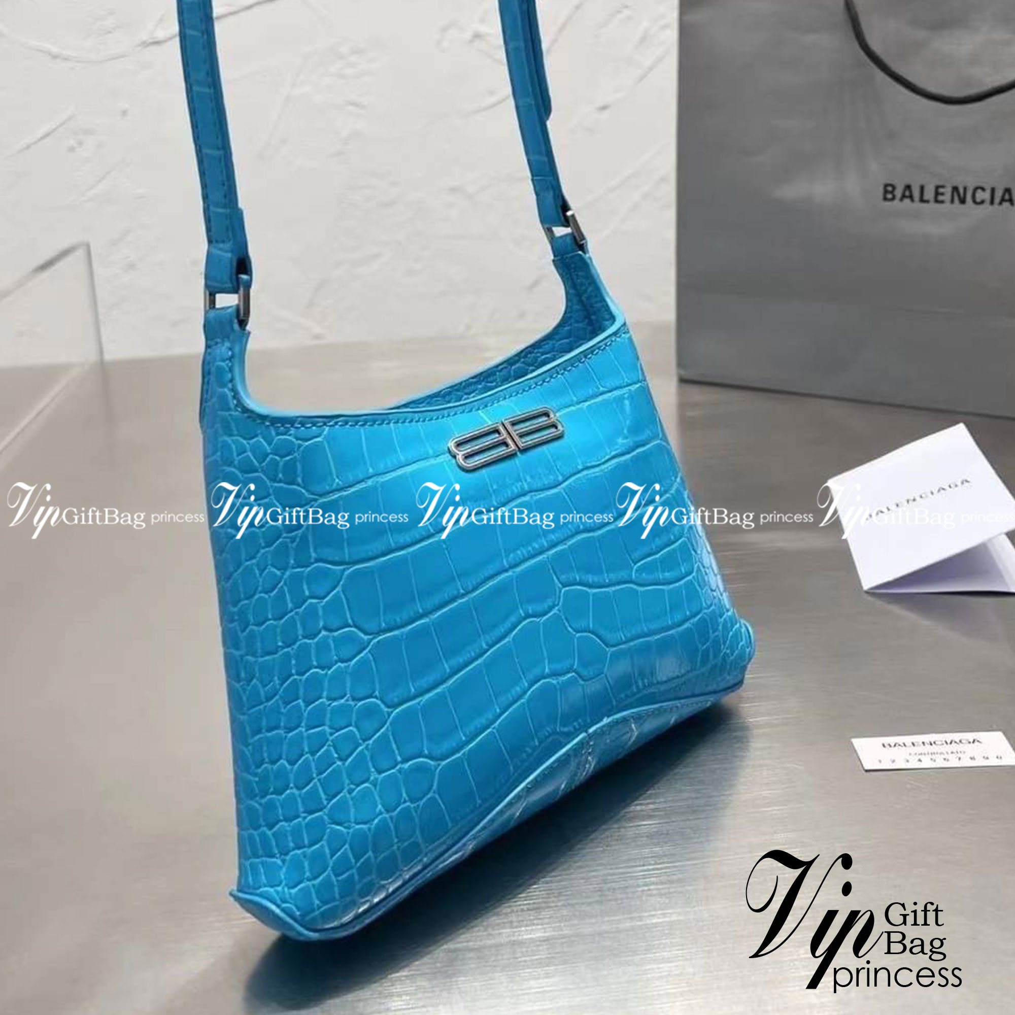 BALENCIAGA xx Small Hobo Bag / BALENCIAGA hobo Bag สุดหรูกับกระเป๋าสะพายทรงโท้ท ไซส์มินิ เรียบหรู ดูแพงมาก สีลูกคุณมากๆ!! ผิวสัมผัสดี ภายในโล่ง จุของได้เยอะ เป็นอีกหนึ่งไอเท็มแนะนำ ที่ไม่อยากให้พลาดเลยจ้า