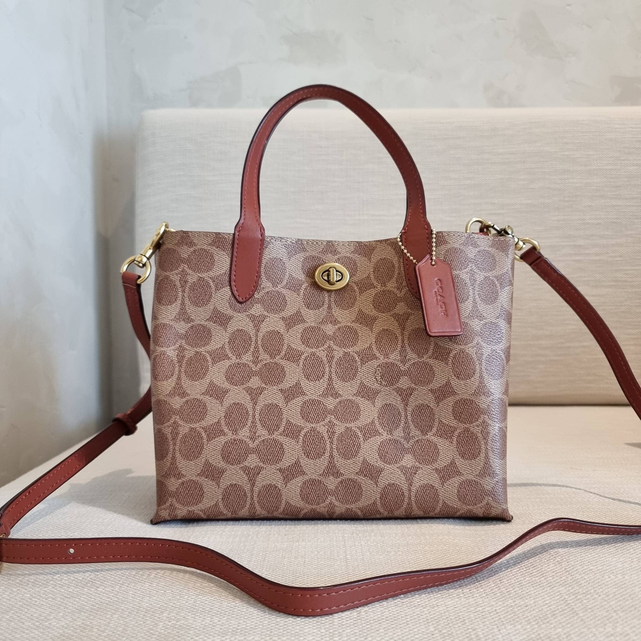 COACH C8562 WILLOW TOTE 24 IN SIGNATURE CANVAS น้องสาวลุคลูกคุณมาแล้วจ้า กระเป๋าถือ/สะพาย ดีไซน์สุดคลาสสิค ไอเท็มขายดีที่สุด ลงตัว เรียบหรู ใบจริงคือผู้ดี๊ผู้ดี ใช่ได้ทุกๆโอกาส วัสดุหนังแคนวาส ทนทาน เปิดปิดด้วยตัวบิดล็อค และอีกฝั่งเป็นกระดุมแม่เหล็ก ภายใน