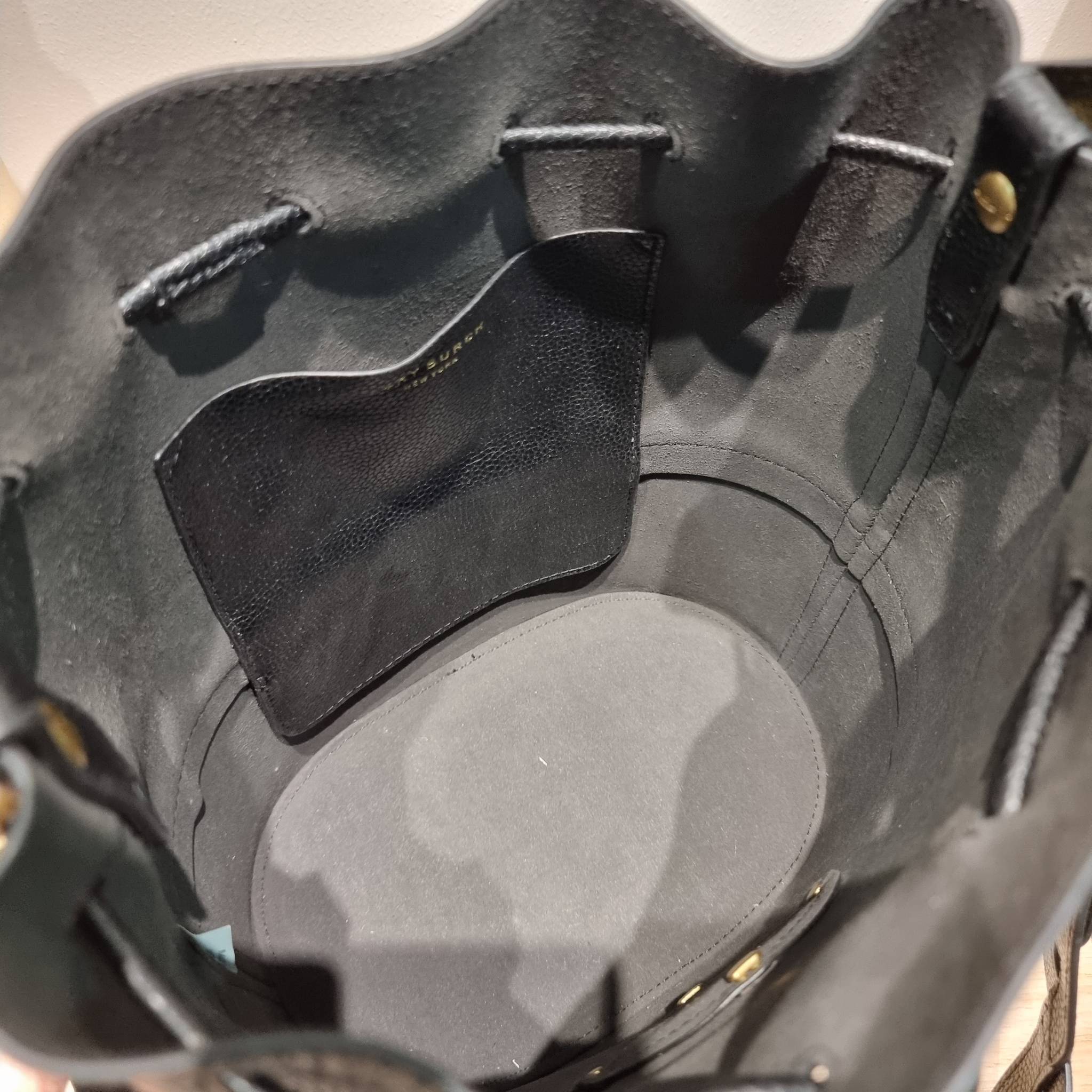 TORY BURCH MILLER BUCKET BAG / Tory Burch Bag รุ่นยอดนิยม สวยหรู ดูผู้ดี กับกระเป๋าสะพายบัคเก็ตใบใหญ่ โดดเด่นด้วยโลโก้สีทอง รูปทรงคลาสสิค ใช้งานง่ายด้วยหนังรูด