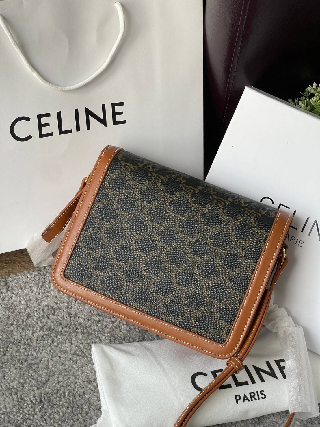 VIP 】Celine TEEN MEDIUM TRIOMPHE BAG IN TRIOMPHE CANVAS สาวๆที่กำลังมองหากระเป๋าน่ารักเอาไว้ใช้ในวันสบาย ๆ แต่ไม่รู้เลือกกระเป๋า Celine รุ่นไหนดี แนะนำรุ่นนี้เลยคะ เป็นกระเป๋าสะพายข้างขนาดกำลังดี สวยแบบคลาสสิก หรูหราด้วยแคนวาสเคลือบลาย Triomphe อีกทั้งยัง