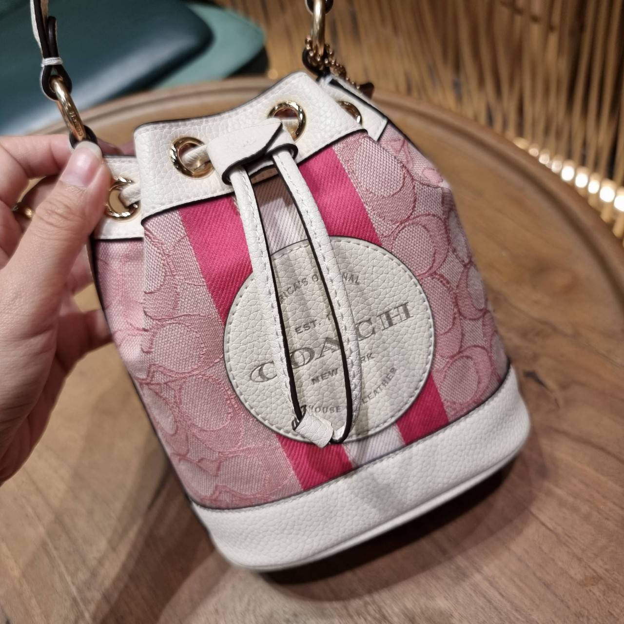 COACH C5121 DEMPSEY 15 DRAWSTRING MINI BUCKET BAG น้องคนสวยมาใหม่จ้า รุ่นใหม่กริ๊บ!! ยังไม่เข้าช็อปไทย ละมุนคุณหนูต้องมาแล้วแหละ กระเป๋าทรงถังไซส์มินิ ใช้งานง่ายด้วยการรูดหนังปิดรอบปากกระเป๋า ทุกอย่างลงตัวที่สุด!! มาพร้อมตัวห้อยรูปหัวใจสีทองกุ๊กกิ๊ก น่ารั