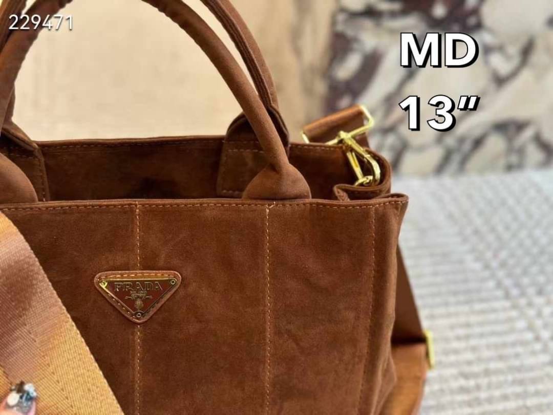 PRADA Suede Tote Bag กระเป๋าทรงโท้ทงานหนังกลับ สวยเด่นเป็นเอกลักษณ์มาก ดีไซน์เรียบแต่มากมีอยู่จริง สวยดูแพง ที่ไม่มีตอนนี้คือพลาด