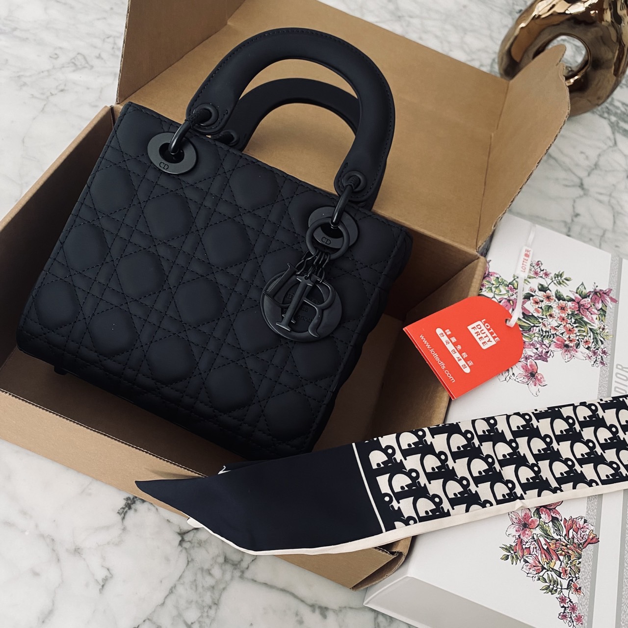 DIOR Small Lady My ABCDior bag Black Cannage Ultra-matte กระเป๋าสะพายดีไซน์เรียบหรู ทรงกล่องคลาสสิค โดดเด่นด้วยพวงกุญแจอะไหล่สีเดียวกับตัวกระเป๋า สีดำผิวแมทท์สุดคลาสสิก ลายเส้นซ้อนทับสวยงาม