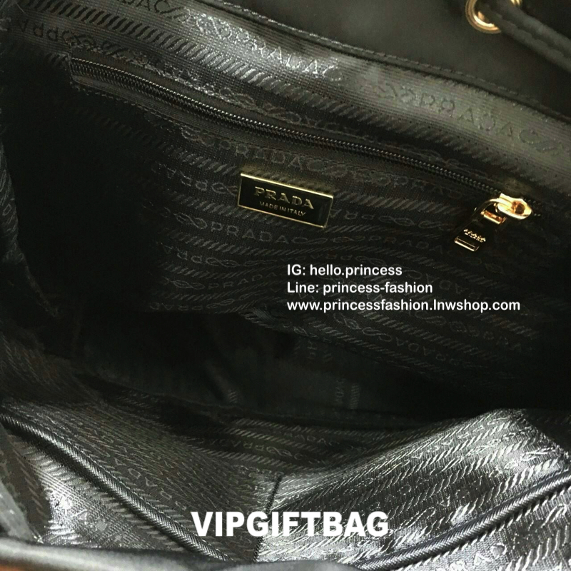 PRADA VIP GIFT NYLON CROSSBODY BAG สำหรับท่านผู้ชาย กับกระเป๋าสะพายข้าง ทรงสวย ใบใหญ่ วัสดุผ้า nylon คุณภาพดี กันน้ำ100% มาพร้อมป้ายโลโก้แบรนด์โลหะ ตอบโจทย์ทุกไลฟ์สไตล์ ตัวกระเป๋าอะไหล่เงินมีช่องซิปด้านนอก2ช่อง ด้านในมีช่องซิป และช่องใส่ของหลายช่องใส่ของไ