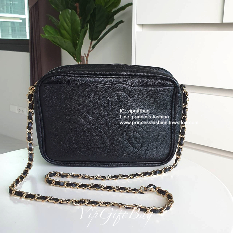 CHANEL VIP GIFT BAG รุ่น CHAIN CROSSBODY กระเป๋าของสมนาคุณ จากพรีเมี่ยมกิ้ฟแบรนด์ดังอย่าง CHANEL วัสดุหนังสังเคราะห์ ลายคาเวียร์สุดหรูเต็มใบ #เล่นแสงสวยมาก ด้านในเปิดปิดด้วยซิปCC อะไหล่ทอง มีช่องซิปแยกอีกหนึ่งช่อง สามารถใส่กระเป๋าสตางค์ใบยาว ของจุกจิกได้ส