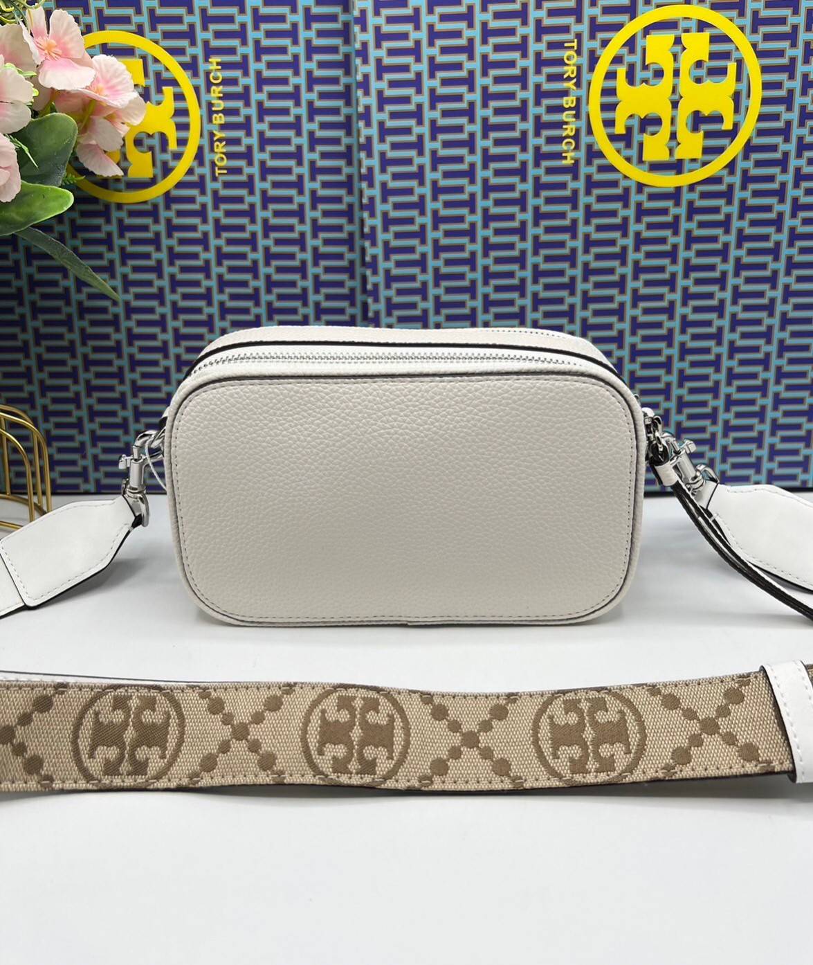 TORY BURCH Miller Mini Crossbody Bag / TORY CAMERA BAG / TORY BAG พร้อมส่ง 5 สี กระเป๋าสะพายใบเล็กมินิมอลในรูปทรงใหม่ที่คล่องตัว