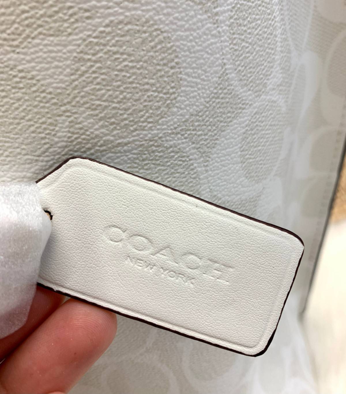 COACH MOLLIE TOTE IN SIGNATURE CANVAS ((1665)) พร้อมส่งอีกครั้ง ห้ามพลาดค่า! กระเป๋าหิ้ว//คล้องไหล่ ใบใหญ่ ทรงTote หนังแท้นิ่มอย่างดีค่ะ ภายในแบ่ง2ช่องใหญ่ สามารถใส่ A4ได้เลย ช่องกว้างมากๆ มีช่องกระเป๋าซิปกลางให้ใส่ของอีกช่องนะคะ